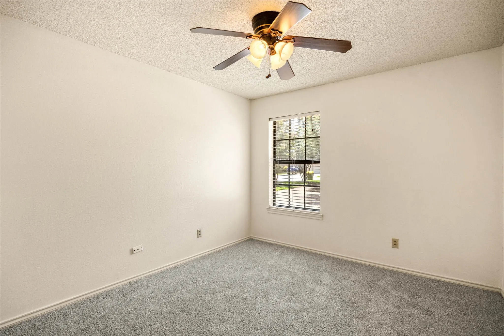 Single Family Residence For Sale in Hood County , 706 Tahiti Drive, Granbury, Texas 76048, 3 Bedroom, 2 Bathroom, 2 Garage spaces, 1,620 Sqft, built in 1985, Preowned, mls#21166445, Real Estate Agent in Granbury, Homes For Sale in Hood county, Homes For Sale in Granbury, Realtor in Granbury Texas, Real Estate Brokerage Independent Realty Texas, Luminita Cordes Realtor