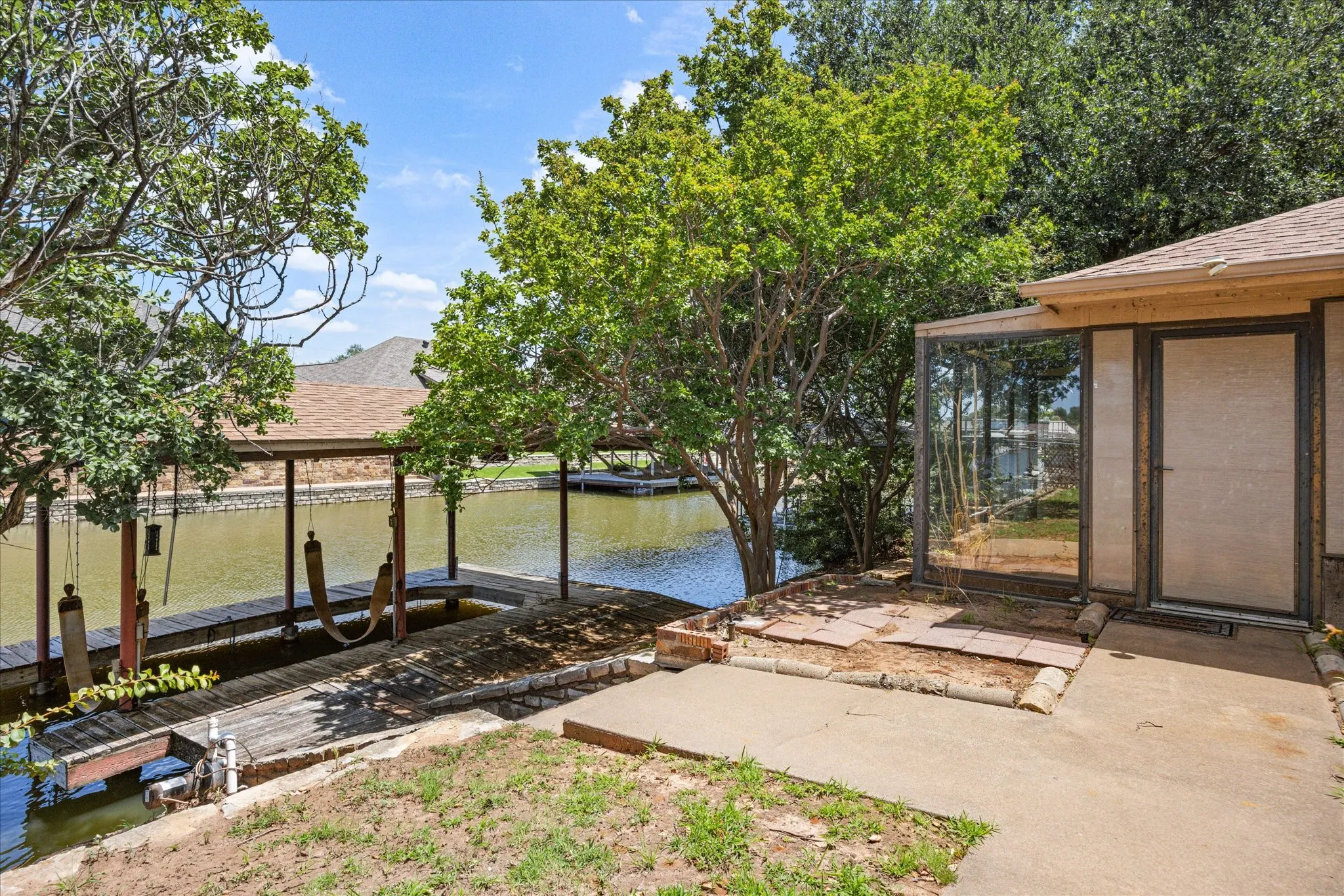 Single Family Residence For Sale in Hood County , 706 Tahiti Drive, Granbury, Texas 76048, 3 Bedroom, 2 Bathroom, 2 Garage spaces, 1,620 Sqft, built in 1985, Preowned, mls#21166445, Real Estate Agent in Granbury, Homes For Sale in Hood county, Homes For Sale in Granbury, Realtor in Granbury Texas, Real Estate Brokerage Independent Realty Texas, Luminita Cordes Realtor