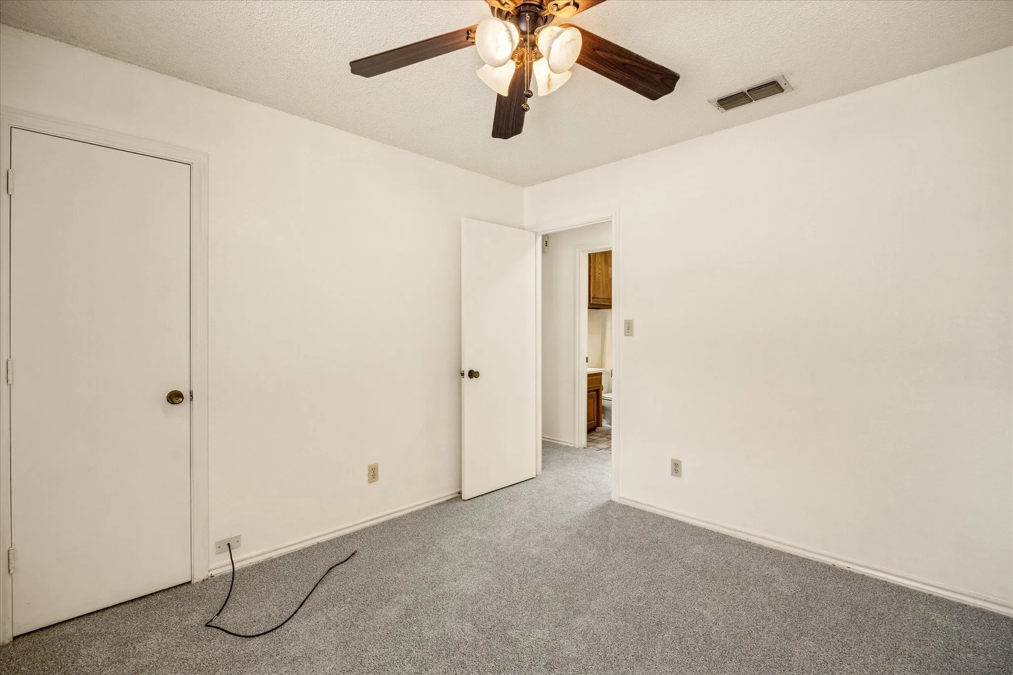 Single Family Residence For Sale in Hood County , 706 Tahiti Drive, Granbury, Texas 76048, 3 Bedroom, 2 Bathroom, 2 Garage spaces, 1,620 Sqft, built in 1985, Preowned, mls#21166445, Real Estate Agent in Granbury, Homes For Sale in Hood county, Homes For Sale in Granbury, Realtor in Granbury Texas, Real Estate Brokerage Independent Realty Texas, Luminita Cordes Realtor