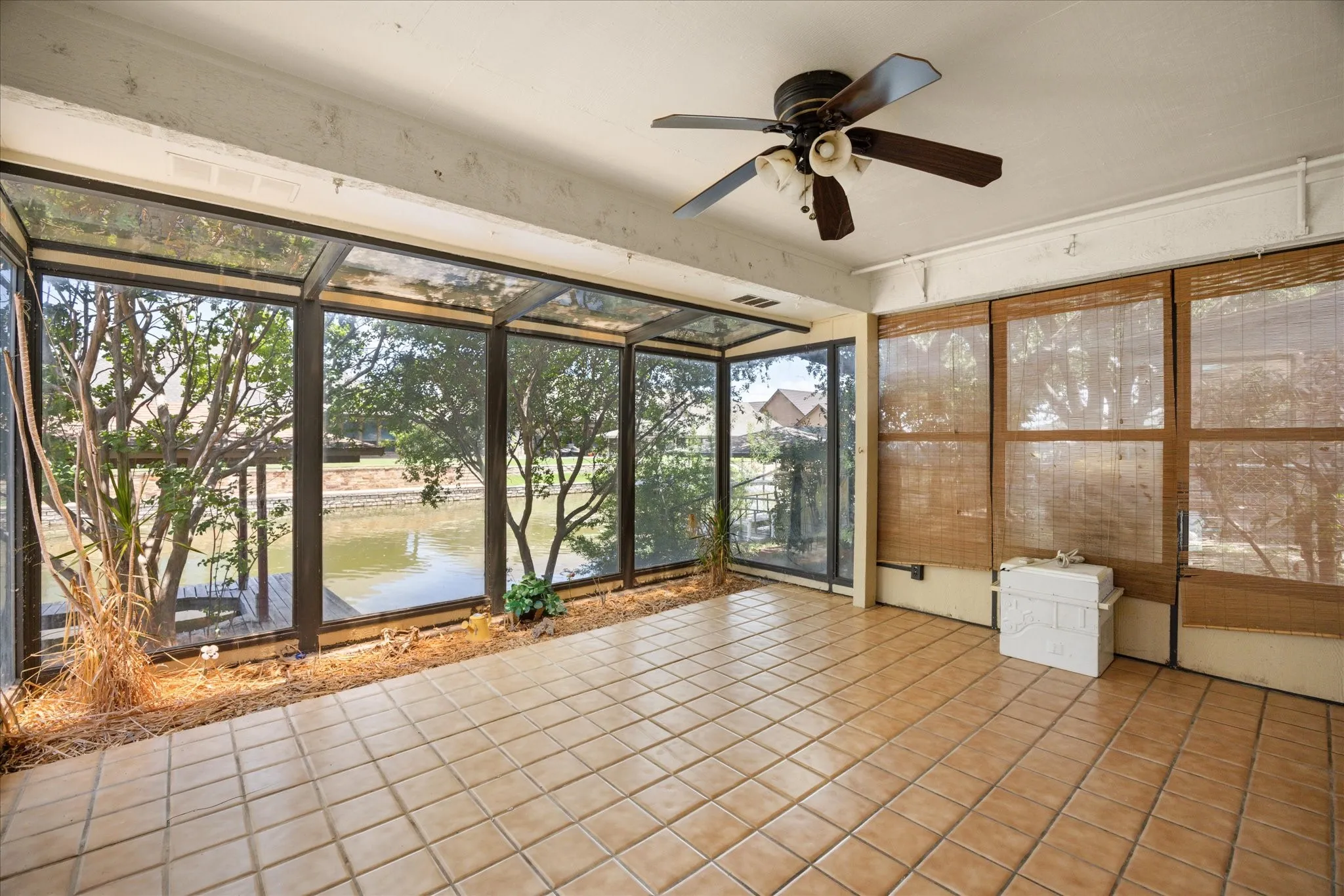 Single Family Residence For Sale in Hood County , 706 Tahiti Drive, Granbury, Texas 76048, 3 Bedroom, 2 Bathroom, 2 Garage spaces, 1,620 Sqft, built in 1985, Preowned, mls#21166445, Real Estate Agent in Granbury, Homes For Sale in Hood county, Homes For Sale in Granbury, Realtor in Granbury Texas, Real Estate Brokerage Independent Realty Texas, Luminita Cordes Realtor