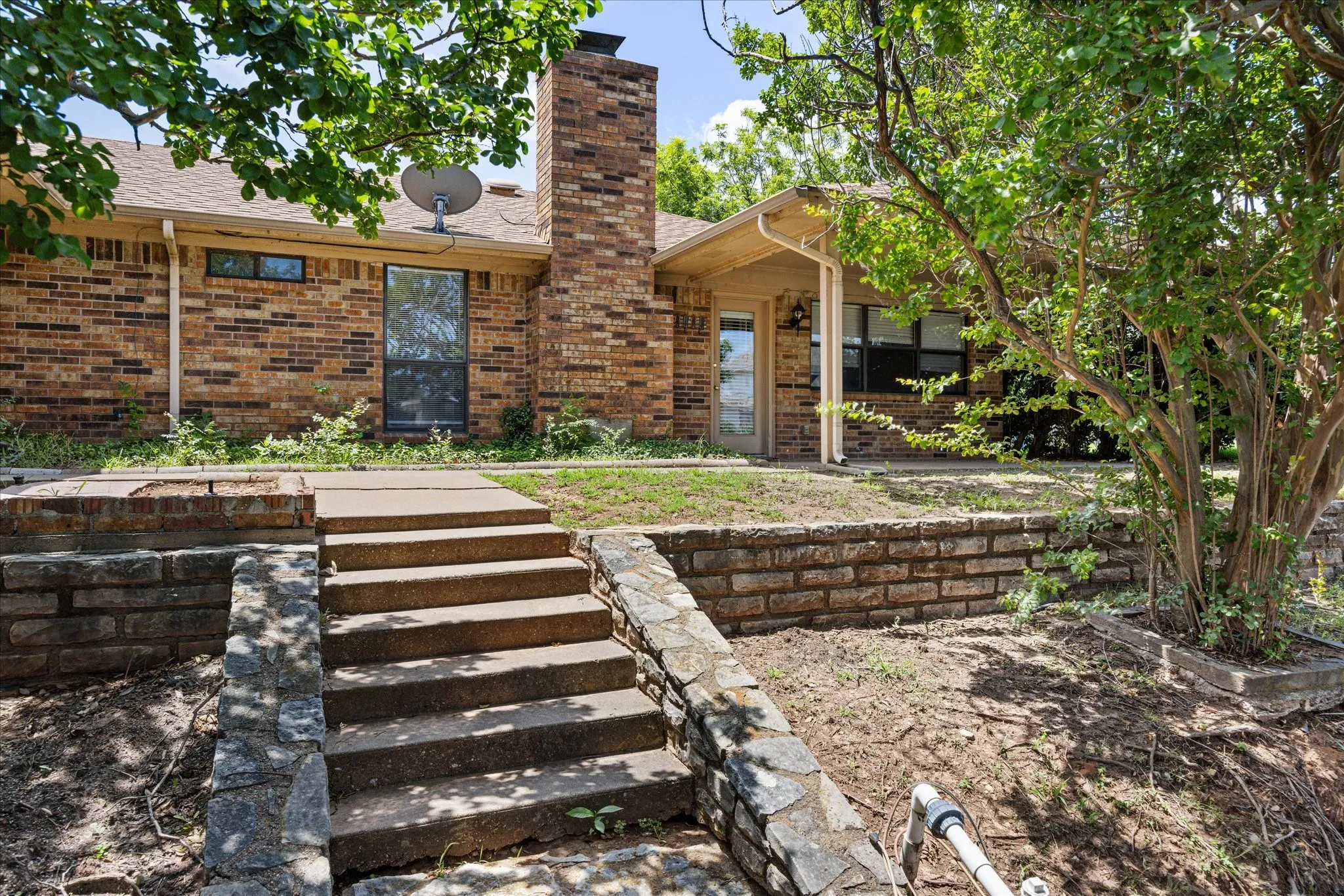 Single Family Residence For Sale in Hood County , 706 Tahiti Drive, Granbury, Texas 76048, 3 Bedroom, 2 Bathroom, 2 Garage spaces, 1,620 Sqft, built in 1985, Preowned, mls#21166445, Real Estate Agent in Granbury, Homes For Sale in Hood county, Homes For Sale in Granbury, Realtor in Granbury Texas, Real Estate Brokerage Independent Realty Texas, Luminita Cordes Realtor