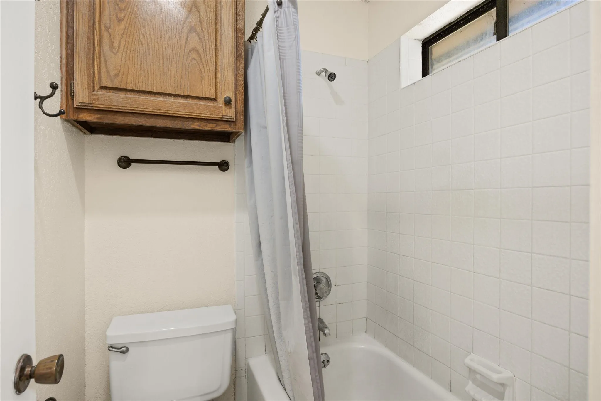 Single Family Residence For Sale in Hood County , 706 Tahiti Drive, Granbury, Texas 76048, 3 Bedroom, 2 Bathroom, 2 Garage spaces, 1,620 Sqft, built in 1985, Preowned, mls#21166445, Real Estate Agent in Granbury, Homes For Sale in Hood county, Homes For Sale in Granbury, Realtor in Granbury Texas, Real Estate Brokerage Independent Realty Texas, Luminita Cordes Realtor