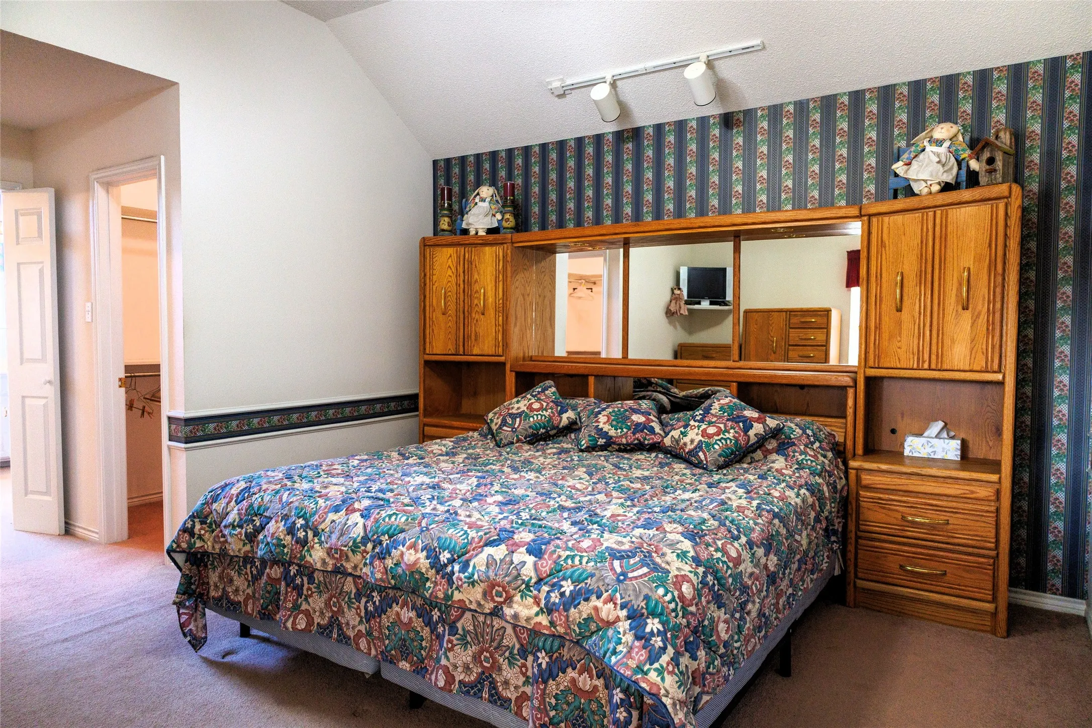 Farm For Sale in Smith County , 12987 County Road 452, Lindale, Texas 75771, 3 Bedrooms, 2 Bathrooms, 2 Garage spaces, 2,042 Sqft, built in 1994, Preowned, Price $995,000, mls#21166419, Real Estate Agent in Lindale, Homes For Sale in Smith county, Homes For Sale in Lindale, Realtor in Lindale Texas, Real Estate Brokerage Independent Realty Texas, Luminita Cordes Realtor
