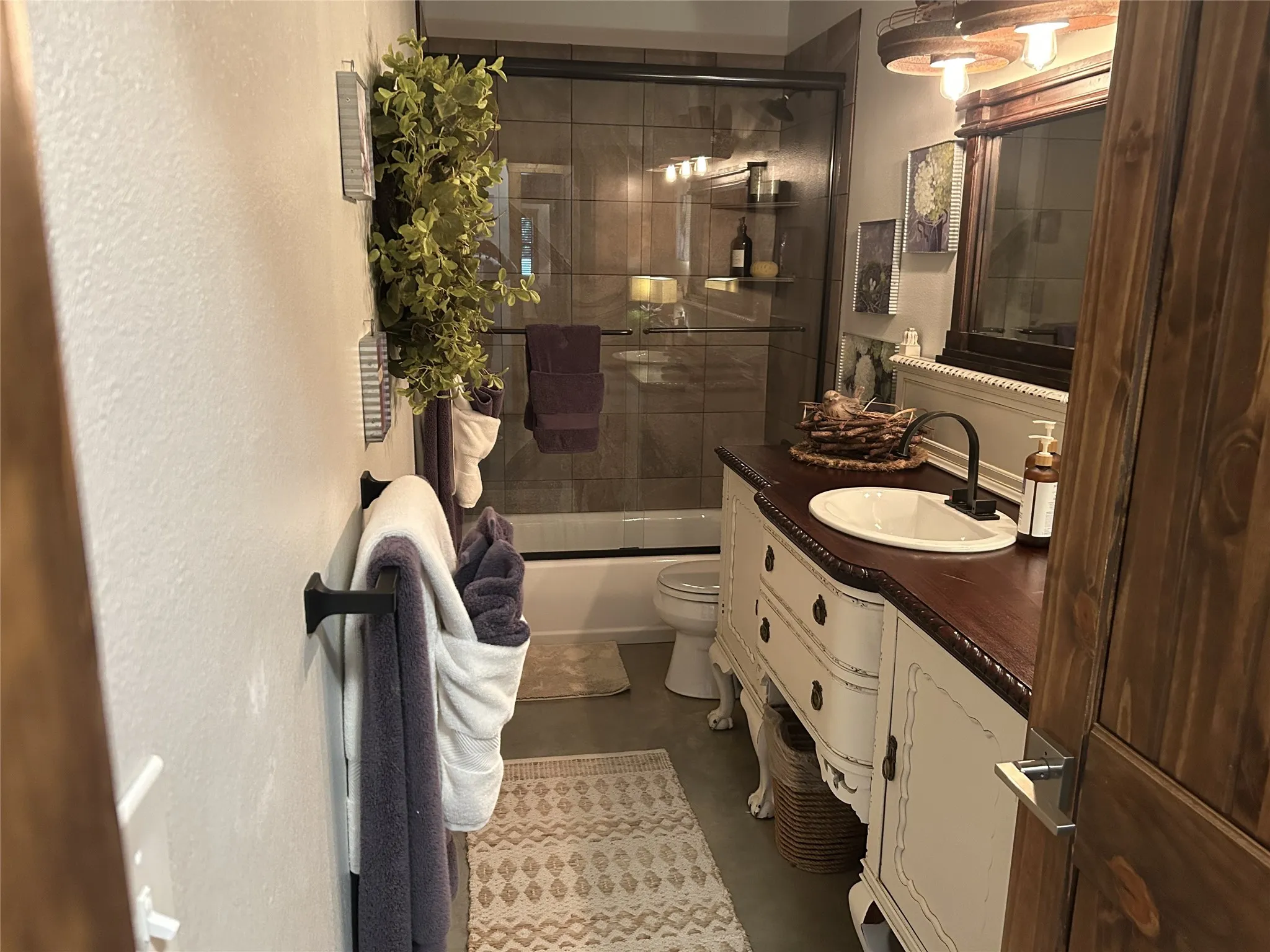 Single Family Residence For Sale in Van Zandt County , 2300 Vz County Road 2504, Canton, Texas 75103, 3 Bedrooms, 2 Bathrooms, Garage spaces, 2,564 Sqft, built in 2016, Preowned, Price $799,000, mls#21164149, Real Estate Agent in Canton, Homes For Sale in Van Zandt county, Homes For Sale in Canton, Realtor in Canton Texas, Real Estate Brokerage Independent Realty Texas, Luminita Cordes Realtor