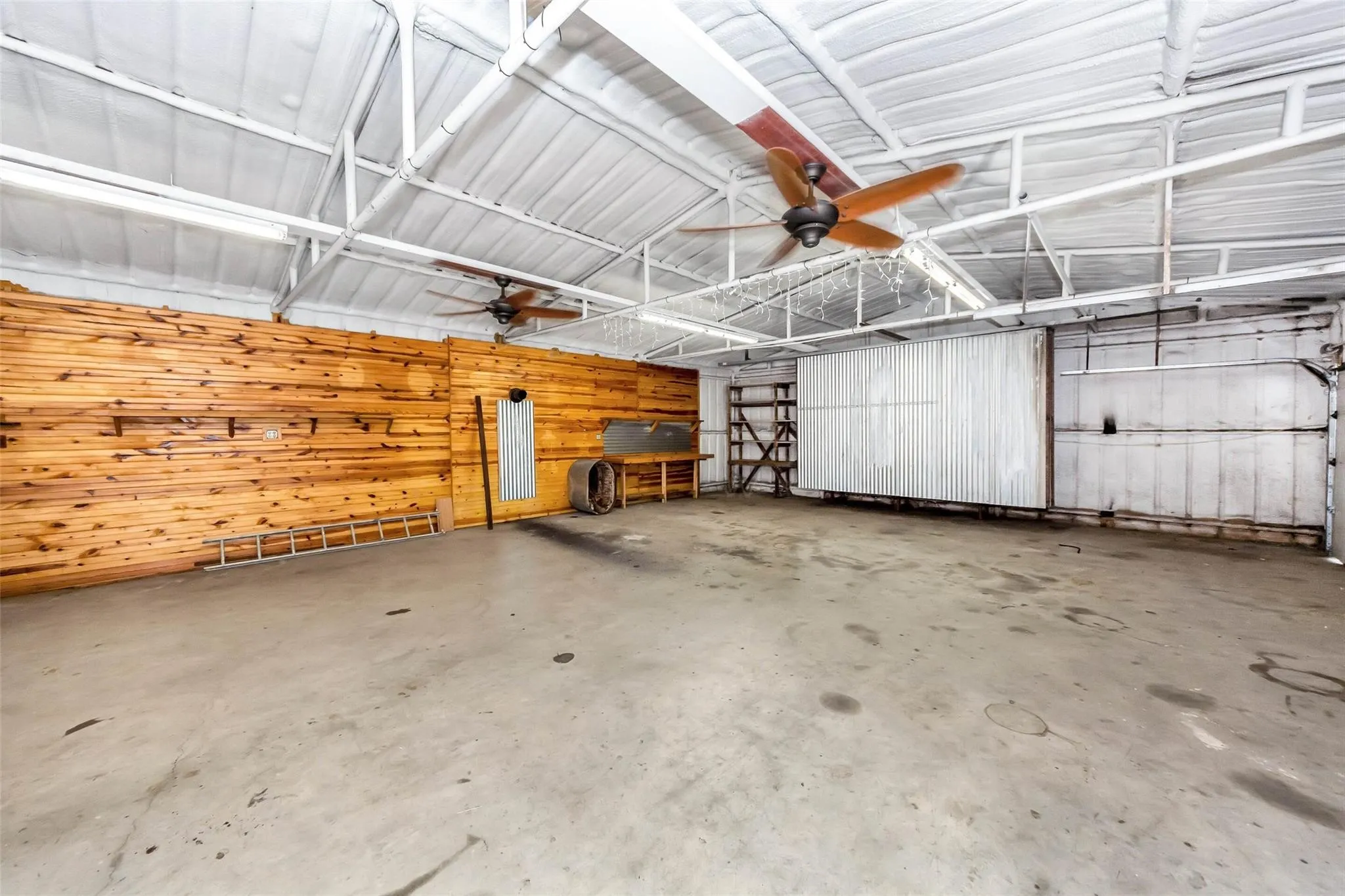 Single Family Residence For Sale in Wise County , 131 County Road 4680, Boyd, Texas 76023, 3 Bedroom, 3 Bathroom, 2 Garage spaces, 2,244 Sqft, built in 1997, mls#21166735, Real Estate Agent in Boyd, Homes For Sale in Wise county, Homes For Sale in Boyd, Realtor in Boyd Texas, Real Estate Brokerage Independent Realty Texas, Luminita Cordes Realtor