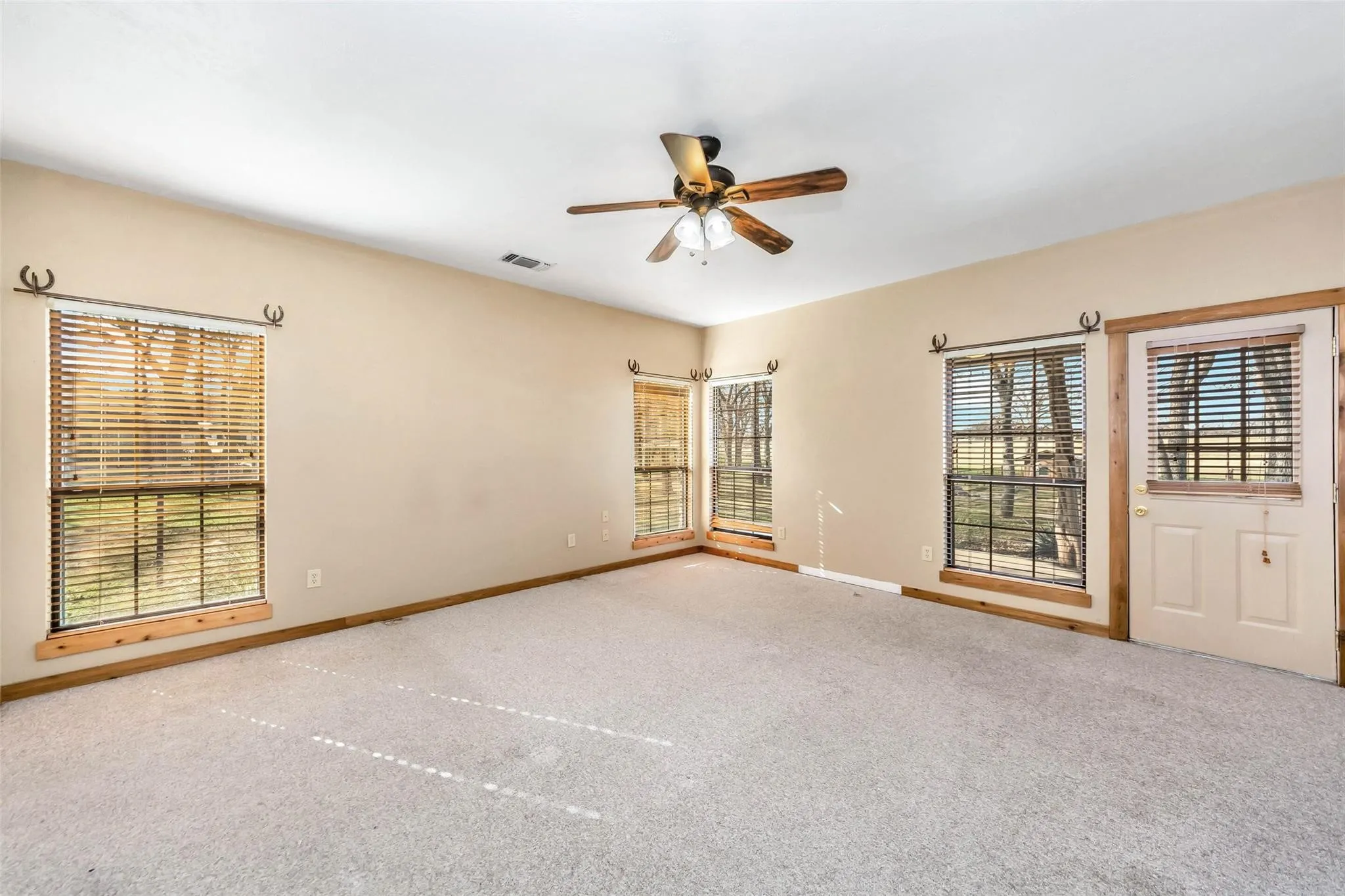 Single Family Residence For Sale in Wise County , 131 County Road 4680, Boyd, Texas 76023, 3 Bedroom, 3 Bathroom, 2 Garage spaces, 2,244 Sqft, built in 1997, mls#21166735, Real Estate Agent in Boyd, Homes For Sale in Wise county, Homes For Sale in Boyd, Realtor in Boyd Texas, Real Estate Brokerage Independent Realty Texas, Luminita Cordes Realtor