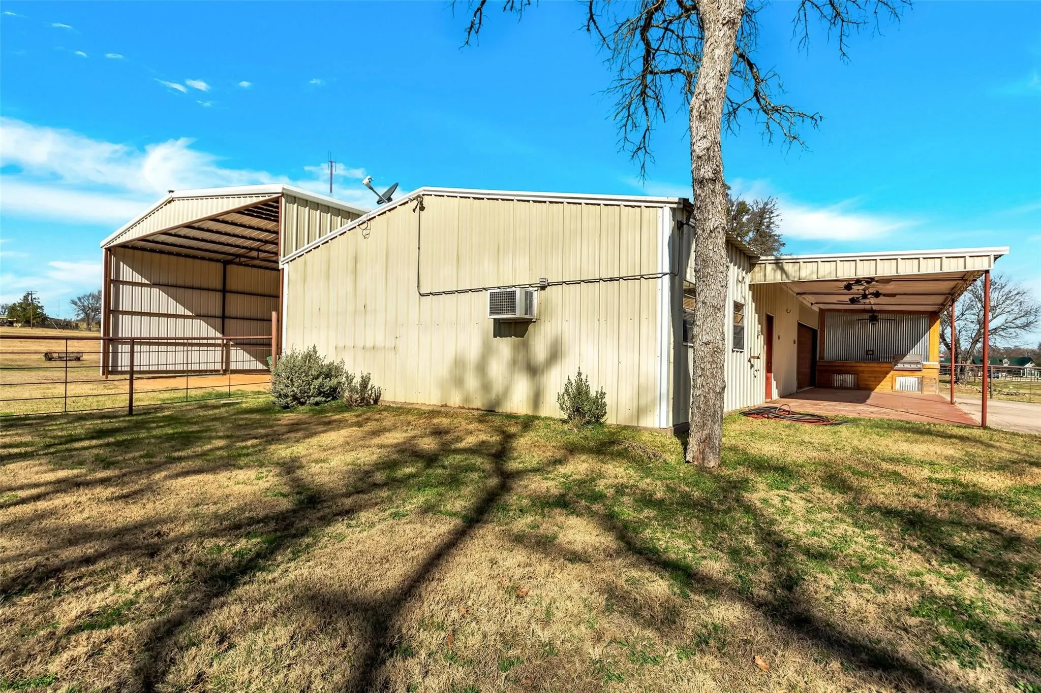 Single Family Residence For Sale in Wise County , 131 County Road 4680, Boyd, Texas 76023, 3 Bedroom, 3 Bathroom, 2 Garage spaces, 2,244 Sqft, built in 1997, mls#21166735, Real Estate Agent in Boyd, Homes For Sale in Wise county, Homes For Sale in Boyd, Realtor in Boyd Texas, Real Estate Brokerage Independent Realty Texas, Luminita Cordes Realtor