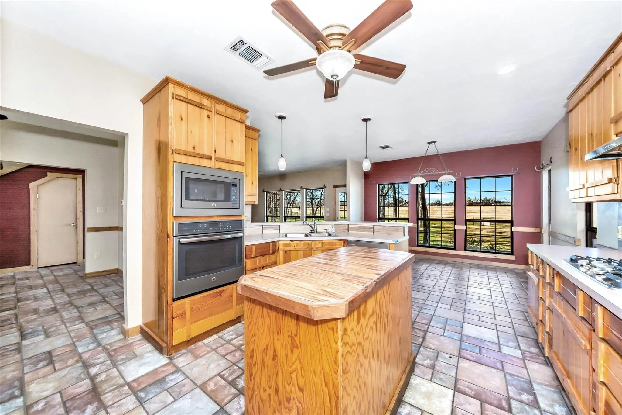Single Family Residence For Sale in Wise County , 131 County Road 4680, Boyd, Texas 76023, 3 Bedroom, 3 Bathroom, 2 Garage spaces, 2,244 Sqft, built in 1997, mls#21166735, Real Estate Agent in Boyd, Homes For Sale in Wise county, Homes For Sale in Boyd, Realtor in Boyd Texas, Real Estate Brokerage Independent Realty Texas, Luminita Cordes Realtor