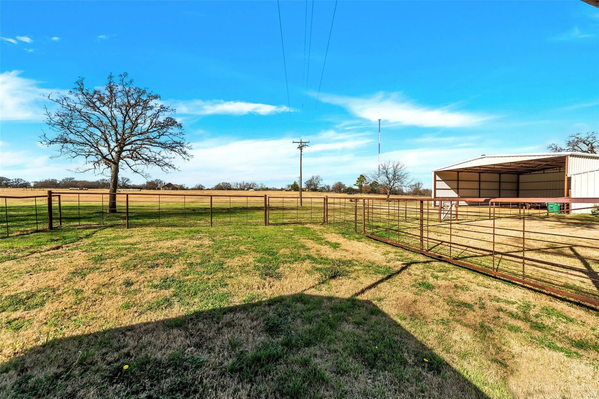 Single Family Residence For Sale in Wise County , 131 County Road 4680, Boyd, Texas 76023, 3 Bedroom, 3 Bathroom, 2 Garage spaces, 2,244 Sqft, built in 1997, mls#21166735, Real Estate Agent in Boyd, Homes For Sale in Wise county, Homes For Sale in Boyd, Realtor in Boyd Texas, Real Estate Brokerage Independent Realty Texas, Luminita Cordes Realtor