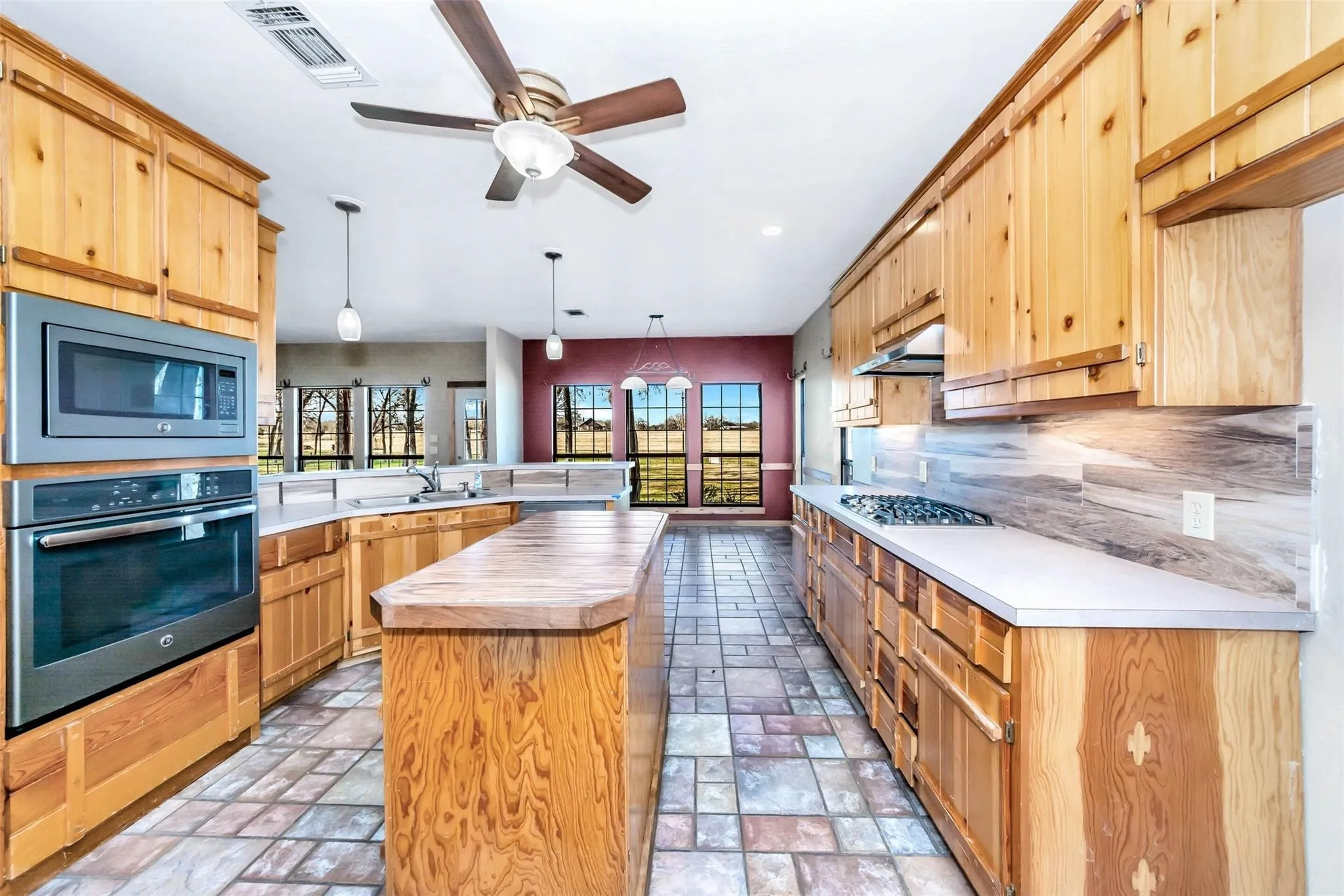 Single Family Residence For Sale in Wise County , 131 County Road 4680, Boyd, Texas 76023, 3 Bedroom, 3 Bathroom, 2 Garage spaces, 2,244 Sqft, built in 1997, mls#21166735, Real Estate Agent in Boyd, Homes For Sale in Wise county, Homes For Sale in Boyd, Realtor in Boyd Texas, Real Estate Brokerage Independent Realty Texas, Luminita Cordes Realtor