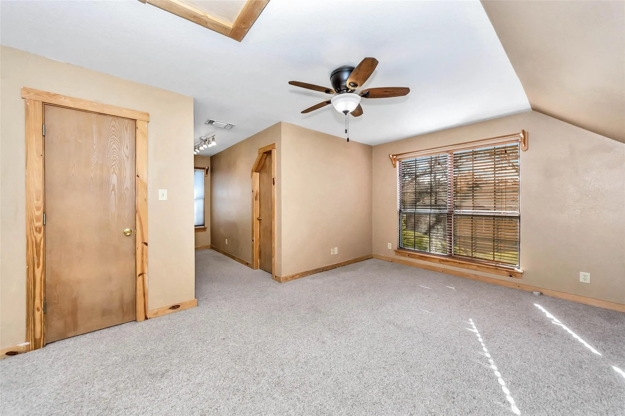 Single Family Residence For Sale in Wise County , 131 County Road 4680, Boyd, Texas 76023, 3 Bedroom, 3 Bathroom, 2 Garage spaces, 2,244 Sqft, built in 1997, mls#21166735, Real Estate Agent in Boyd, Homes For Sale in Wise county, Homes For Sale in Boyd, Realtor in Boyd Texas, Real Estate Brokerage Independent Realty Texas, Luminita Cordes Realtor