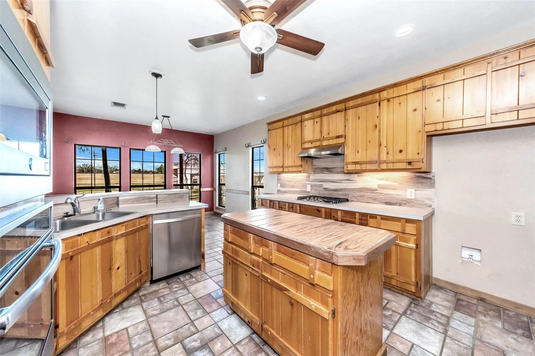 Single Family Residence For Sale in Wise County , 131 County Road 4680, Boyd, Texas 76023, 3 Bedroom, 3 Bathroom, 2 Garage spaces, 2,244 Sqft, built in 1997, mls#21166735, Real Estate Agent in Boyd, Homes For Sale in Wise county, Homes For Sale in Boyd, Realtor in Boyd Texas, Real Estate Brokerage Independent Realty Texas, Luminita Cordes Realtor