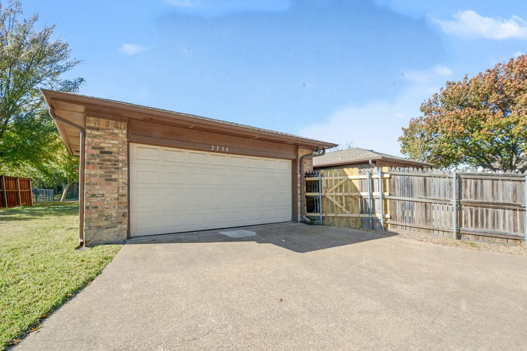 Single Family Residence For Sale in Collin County , 2304 Twilight Circle, Plano, Texas 75093, 4 Bedroom, 2 Bathroom, 2 Garage spaces, 1,956 Sqft, built in 1979, mls#21166443, Real Estate Agent in Plano, Homes For Sale in Collin county, Homes For Sale in Plano, Realtor in Plano Texas, Real Estate Brokerage Independent Realty Texas, Luminita Cordes Realtor