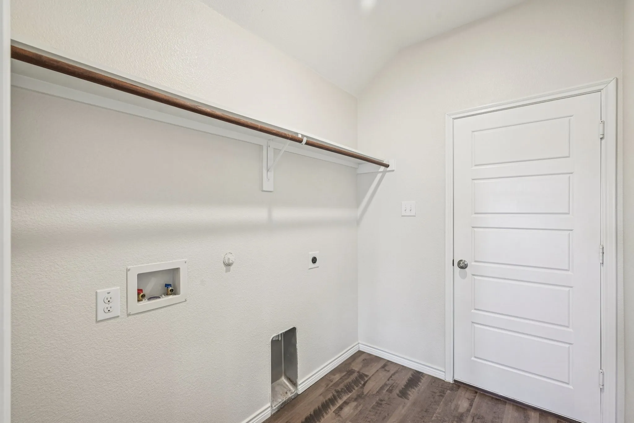 Single Family Residence For Sale in Rockwall County , 609 Bassett Hall Road, Fate, Texas 75189, 3 Bedroom, 2 Bathroom, 2 Garage spaces, 1,776 Sqft, built in 2018, Preowned, mls#21166692, Real Estate Agent in Fate, Homes For Sale in Rockwall county, Homes For Sale in Fate, Realtor in Fate Texas, Real Estate Brokerage Independent Realty Texas, Luminita Cordes Realtor
