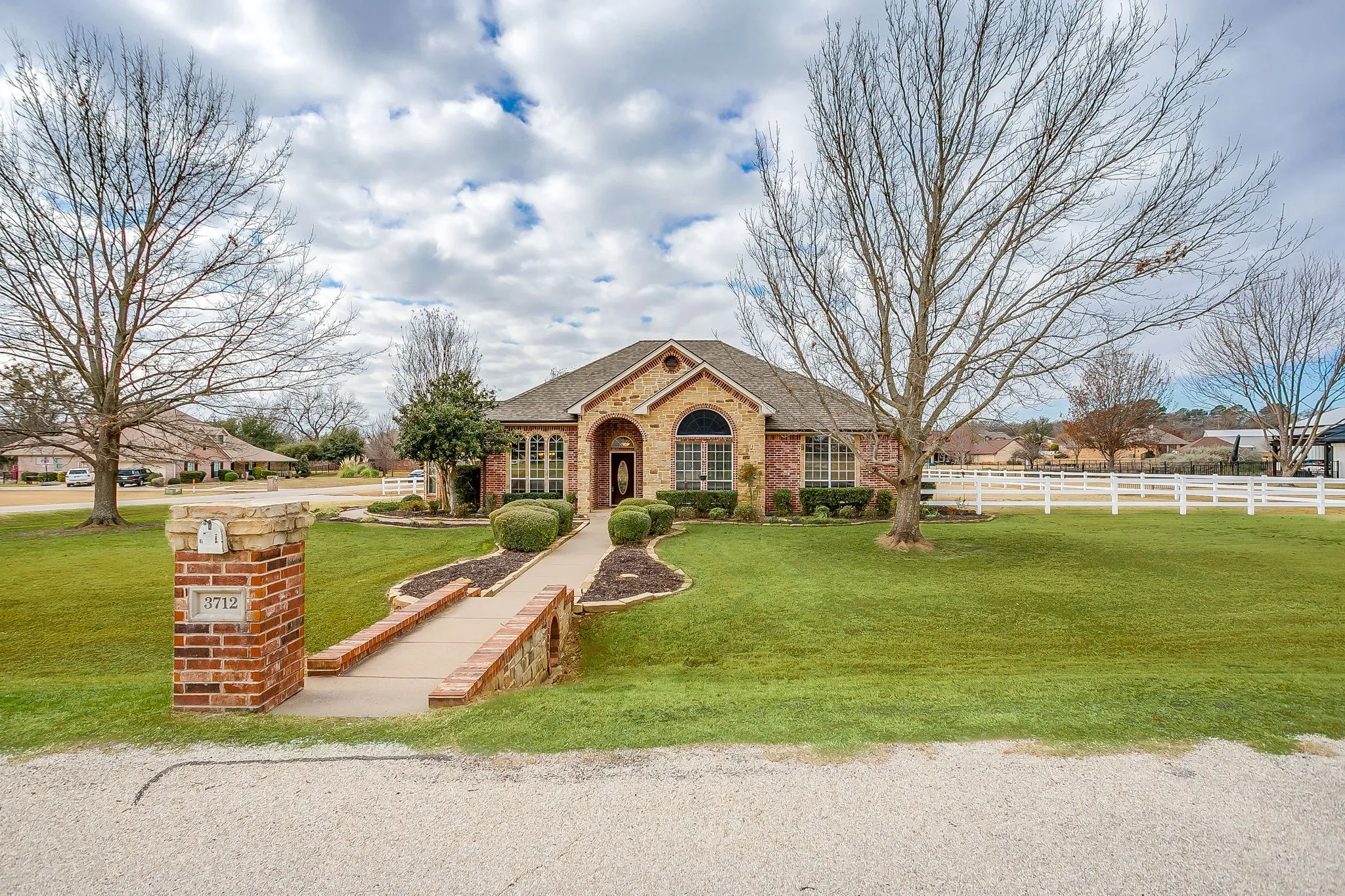 Single Family Residence For Sale in Johnson County , 3712 Vista North Drive, Burleson, Texas 76028, 4 Bedroom, 3 Bathroom, 3 Garage spaces, 2,649 Sqft, built in 2002, mls#21166702, Real Estate Agent in Burleson, Homes For Sale in Johnson county, Homes For Sale in Burleson, Realtor in Burleson Texas, Real Estate Brokerage Independent Realty Texas, Luminita Cordes Realtor