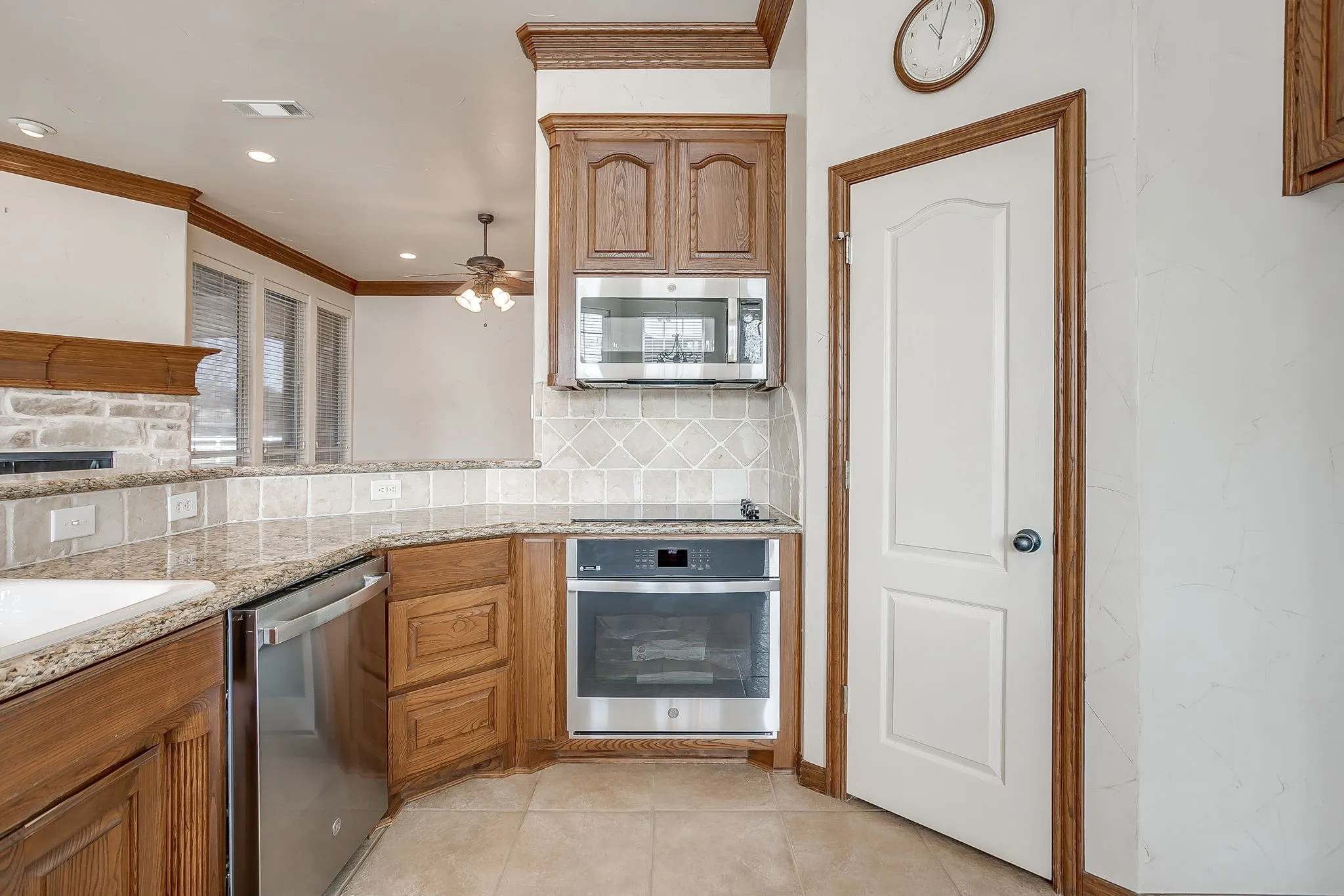 Single Family Residence For Sale in Johnson County , 3712 Vista North Drive, Burleson, Texas 76028, 4 Bedroom, 3 Bathroom, 3 Garage spaces, 2,649 Sqft, built in 2002, mls#21166702, Real Estate Agent in Burleson, Homes For Sale in Johnson county, Homes For Sale in Burleson, Realtor in Burleson Texas, Real Estate Brokerage Independent Realty Texas, Luminita Cordes Realtor