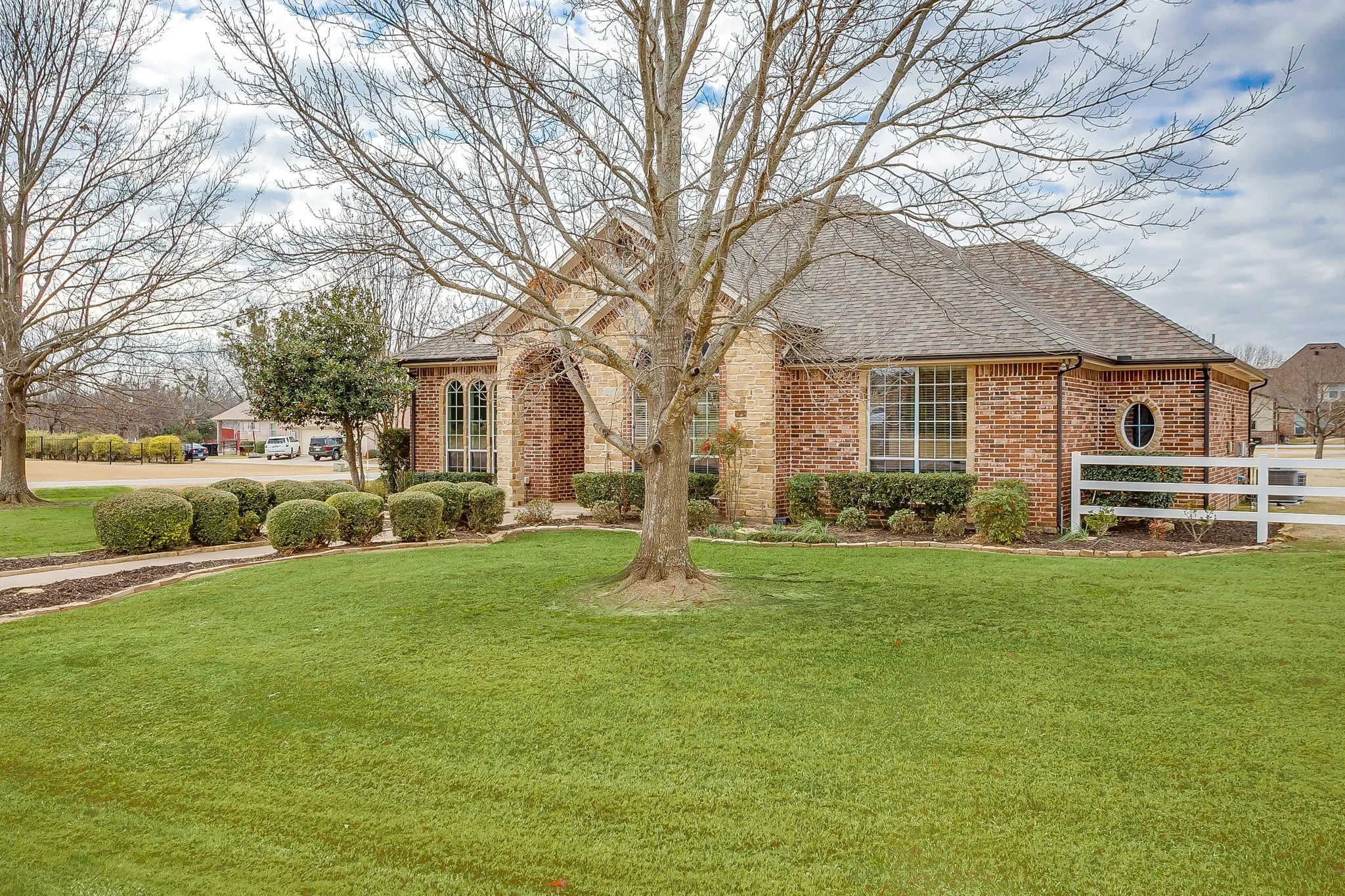 Single Family Residence For Sale in Johnson County , 3712 Vista North Drive, Burleson, Texas 76028, 4 Bedroom, 3 Bathroom, 3 Garage spaces, 2,649 Sqft, built in 2002, mls#21166702, Real Estate Agent in Burleson, Homes For Sale in Johnson county, Homes For Sale in Burleson, Realtor in Burleson Texas, Real Estate Brokerage Independent Realty Texas, Luminita Cordes Realtor