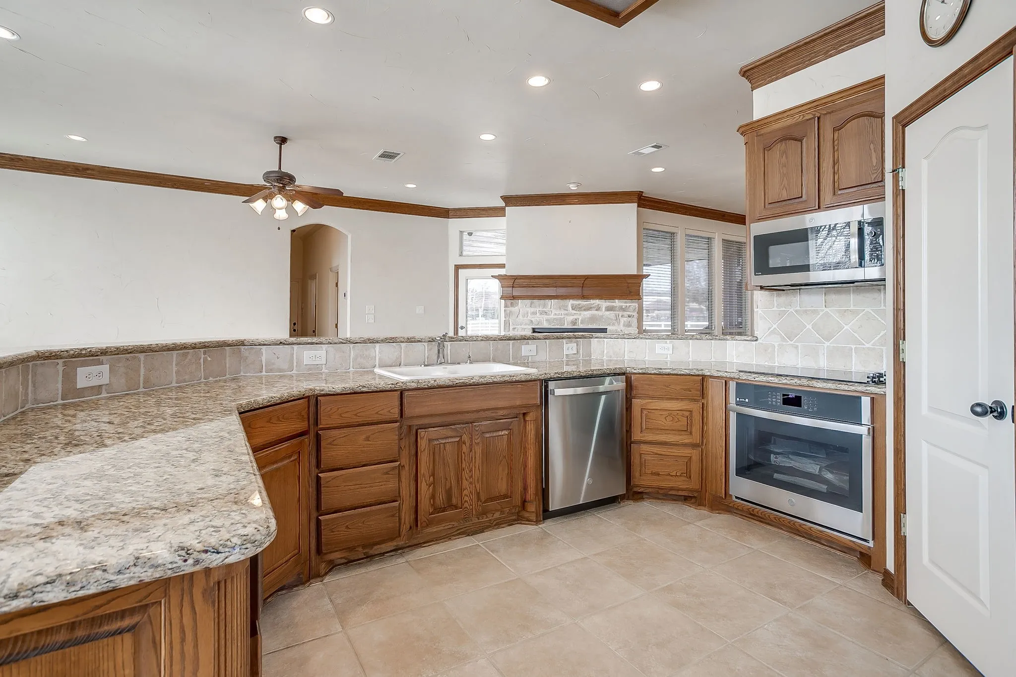 Single Family Residence For Sale in Johnson County , 3712 Vista North Drive, Burleson, Texas 76028, 4 Bedroom, 3 Bathroom, 3 Garage spaces, 2,649 Sqft, built in 2002, mls#21166702, Real Estate Agent in Burleson, Homes For Sale in Johnson county, Homes For Sale in Burleson, Realtor in Burleson Texas, Real Estate Brokerage Independent Realty Texas, Luminita Cordes Realtor