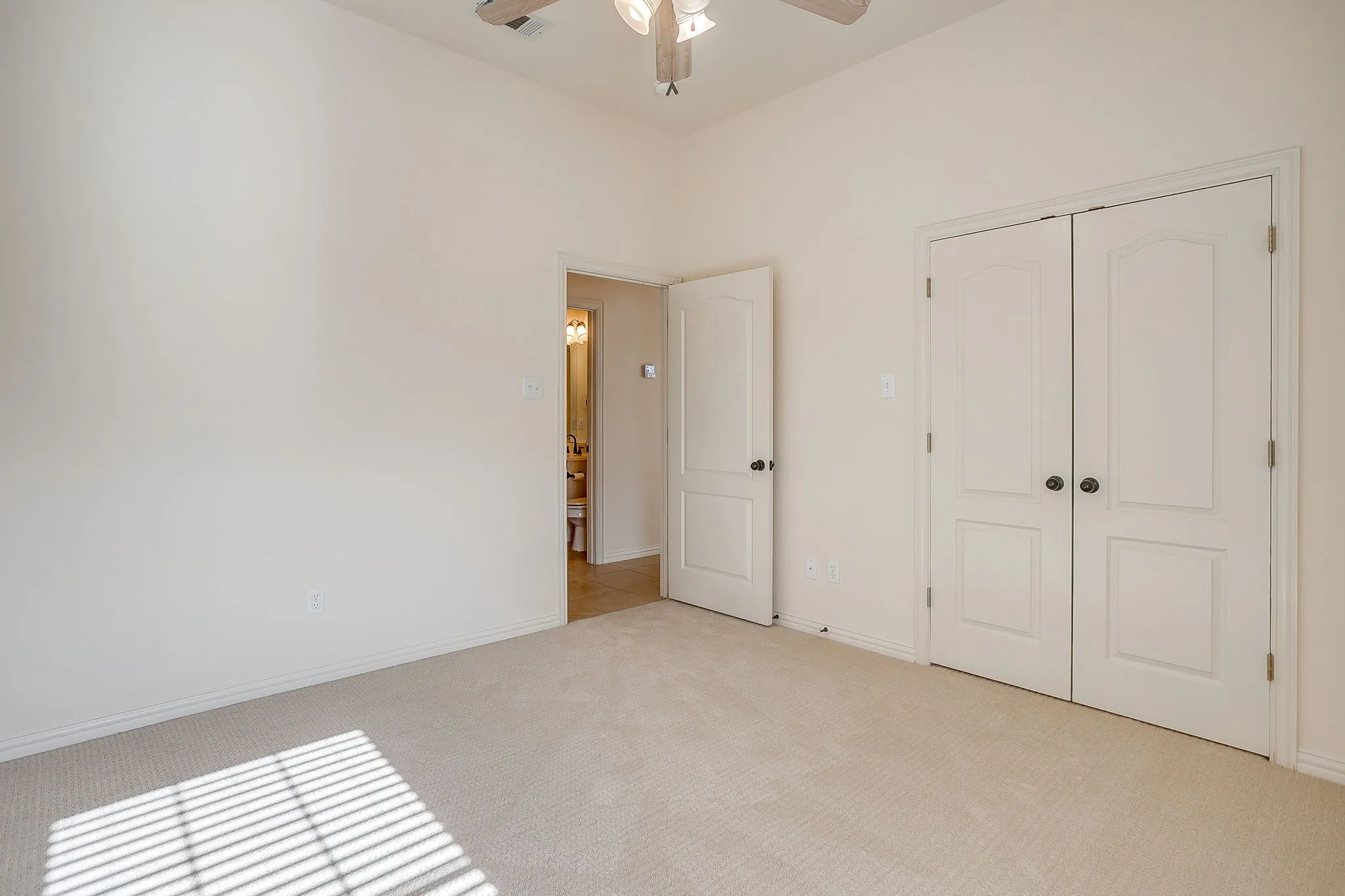 Single Family Residence For Sale in Johnson County , 3712 Vista North Drive, Burleson, Texas 76028, 4 Bedroom, 3 Bathroom, 3 Garage spaces, 2,649 Sqft, built in 2002, mls#21166702, Real Estate Agent in Burleson, Homes For Sale in Johnson county, Homes For Sale in Burleson, Realtor in Burleson Texas, Real Estate Brokerage Independent Realty Texas, Luminita Cordes Realtor
