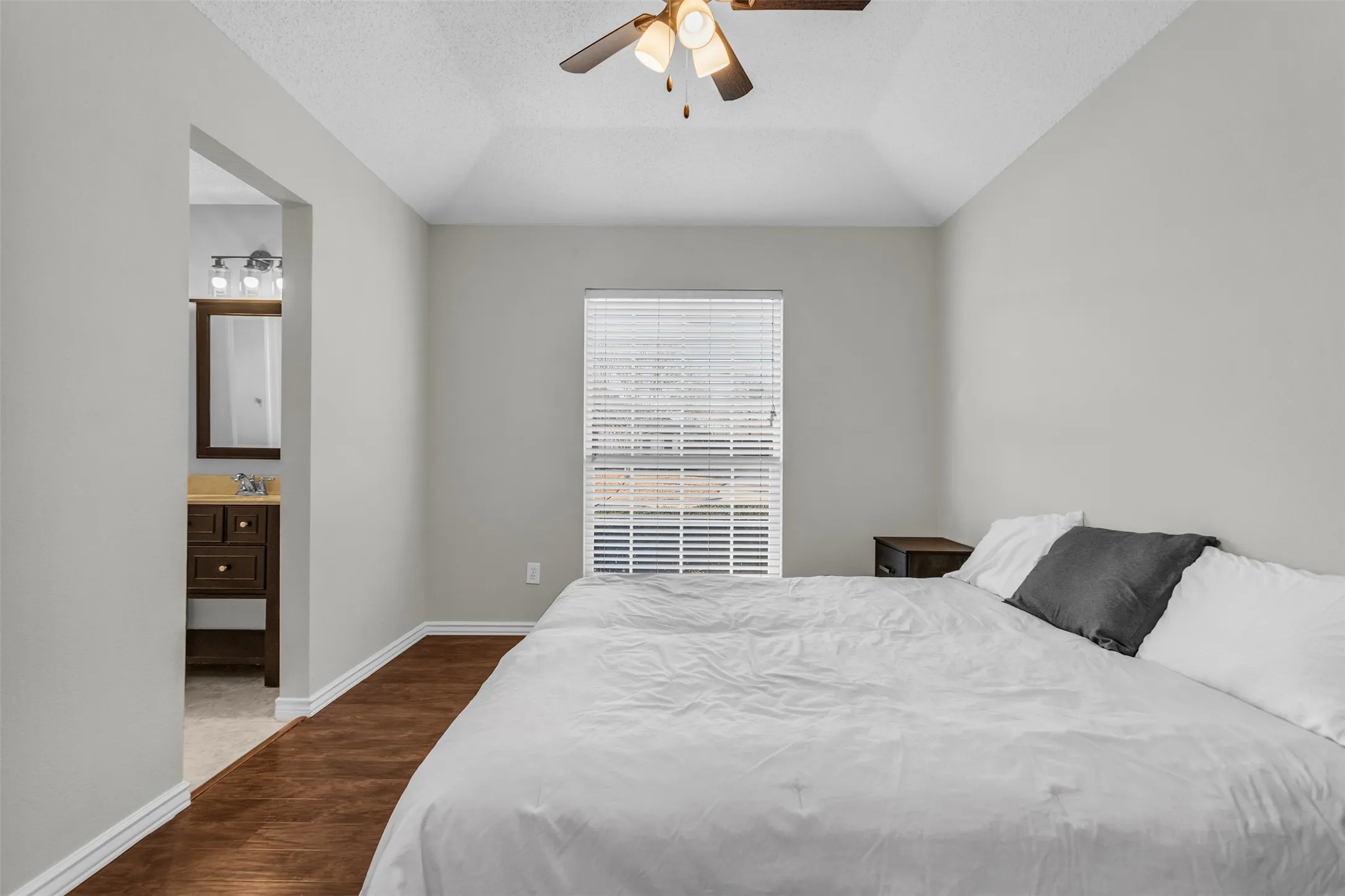 Single Family Residence For Sale in Collin County , 308 Glen Ridge Drive, Murphy, Texas 75094, 4 Bedroom, 3 Bathroom, 2 Garage spaces, 2,595 Sqft, built in 1999, Preowned, mls#21164092, Real Estate Agent in Murphy, Homes For Sale in Collin county, Homes For Sale in Murphy, Realtor in Murphy Texas, Real Estate Brokerage Independent Realty Texas, Luminita Cordes Realtor