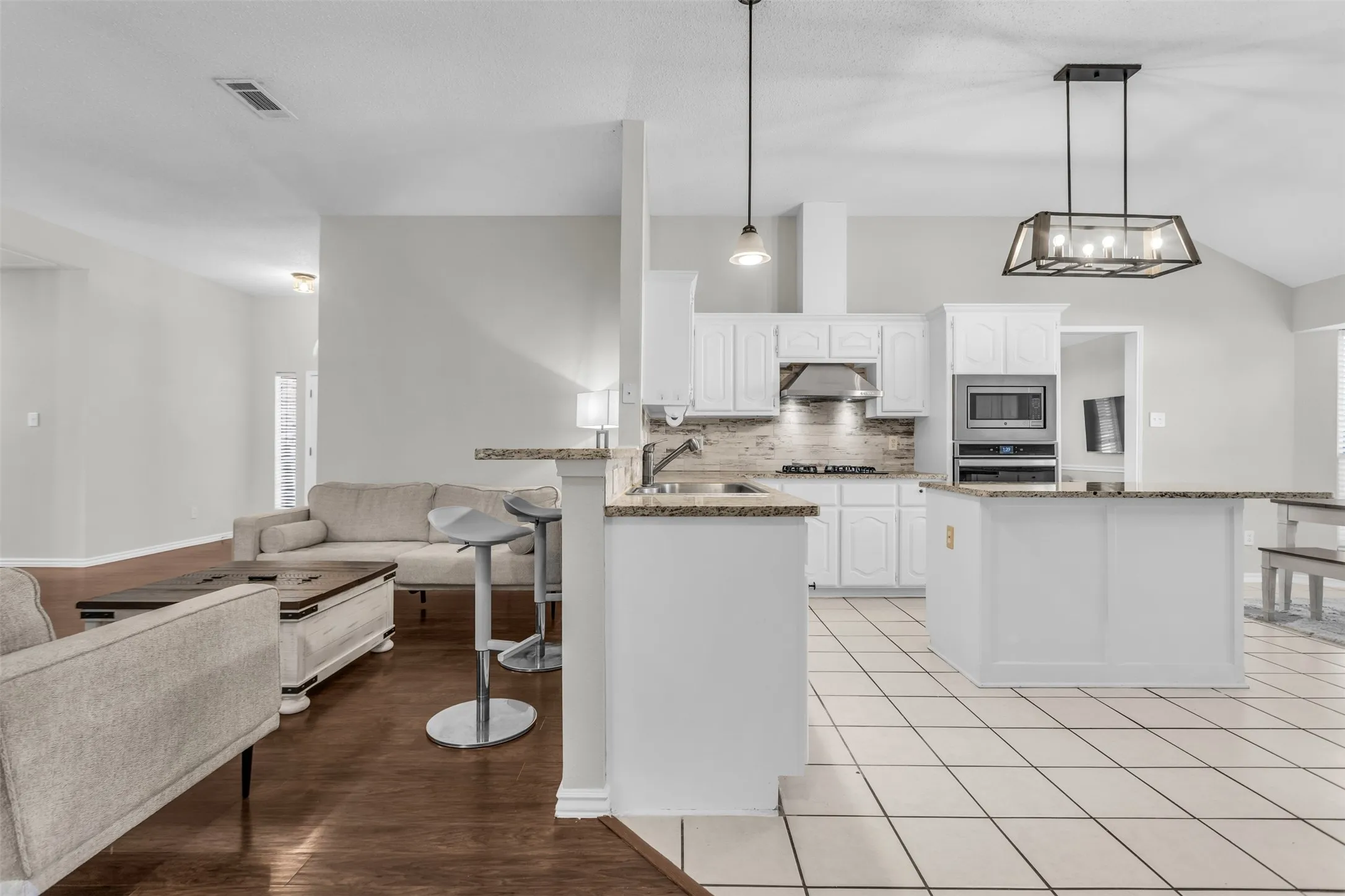 Single Family Residence For Sale in Collin County , 308 Glen Ridge Drive, Murphy, Texas 75094, 4 Bedroom, 3 Bathroom, 2 Garage spaces, 2,595 Sqft, built in 1999, Preowned, mls#21164092, Real Estate Agent in Murphy, Homes For Sale in Collin county, Homes For Sale in Murphy, Realtor in Murphy Texas, Real Estate Brokerage Independent Realty Texas, Luminita Cordes Realtor