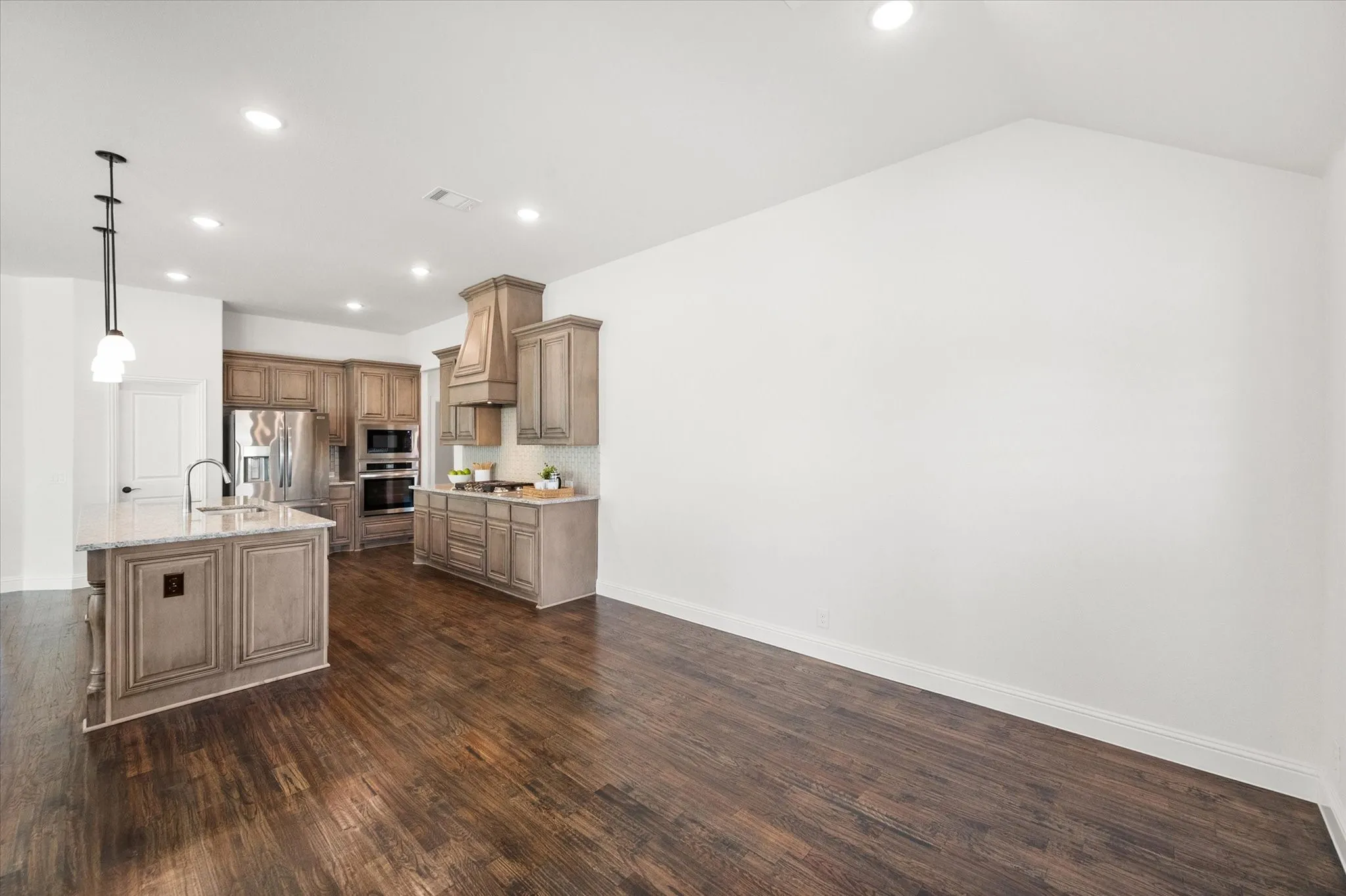 Single Family Residence For Sale in Ellis County , 137 Fireberry Drive, Glenn Heights, Texas 75154, 4 Bedroom, 3 Bathroom, 2 Garage spaces, 2,515 Sqft, built in 2023, Preowned, mls#21164760, Real Estate Agent in Glenn Heights, Homes For Sale in Ellis county, Homes For Sale in Glenn Heights, Realtor in Glenn Heights Texas, Real Estate Brokerage Independent Realty Texas, Luminita Cordes Realtor