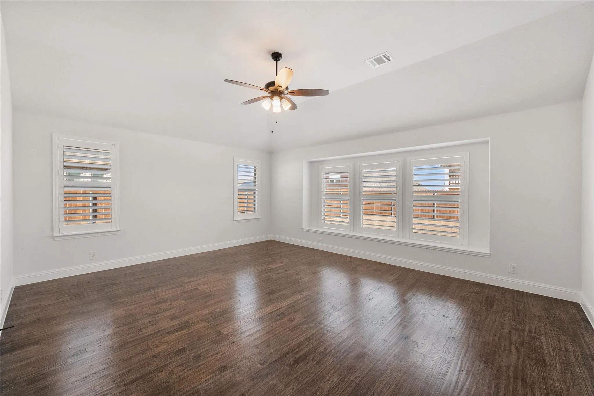 Single Family Residence For Sale in Ellis County , 137 Fireberry Drive, Glenn Heights, Texas 75154, 4 Bedroom, 3 Bathroom, 2 Garage spaces, 2,515 Sqft, built in 2023, Preowned, mls#21164760, Real Estate Agent in Glenn Heights, Homes For Sale in Ellis county, Homes For Sale in Glenn Heights, Realtor in Glenn Heights Texas, Real Estate Brokerage Independent Realty Texas, Luminita Cordes Realtor