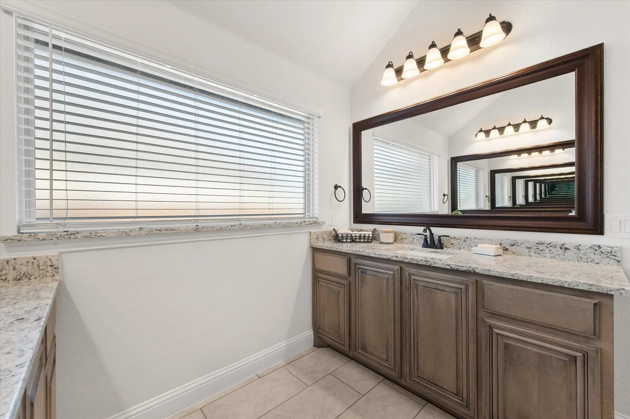 Single Family Residence For Sale in Ellis County , 137 Fireberry Drive, Glenn Heights, Texas 75154, 4 Bedroom, 3 Bathroom, 2 Garage spaces, 2,515 Sqft, built in 2023, Preowned, mls#21164760, Real Estate Agent in Glenn Heights, Homes For Sale in Ellis county, Homes For Sale in Glenn Heights, Realtor in Glenn Heights Texas, Real Estate Brokerage Independent Realty Texas, Luminita Cordes Realtor