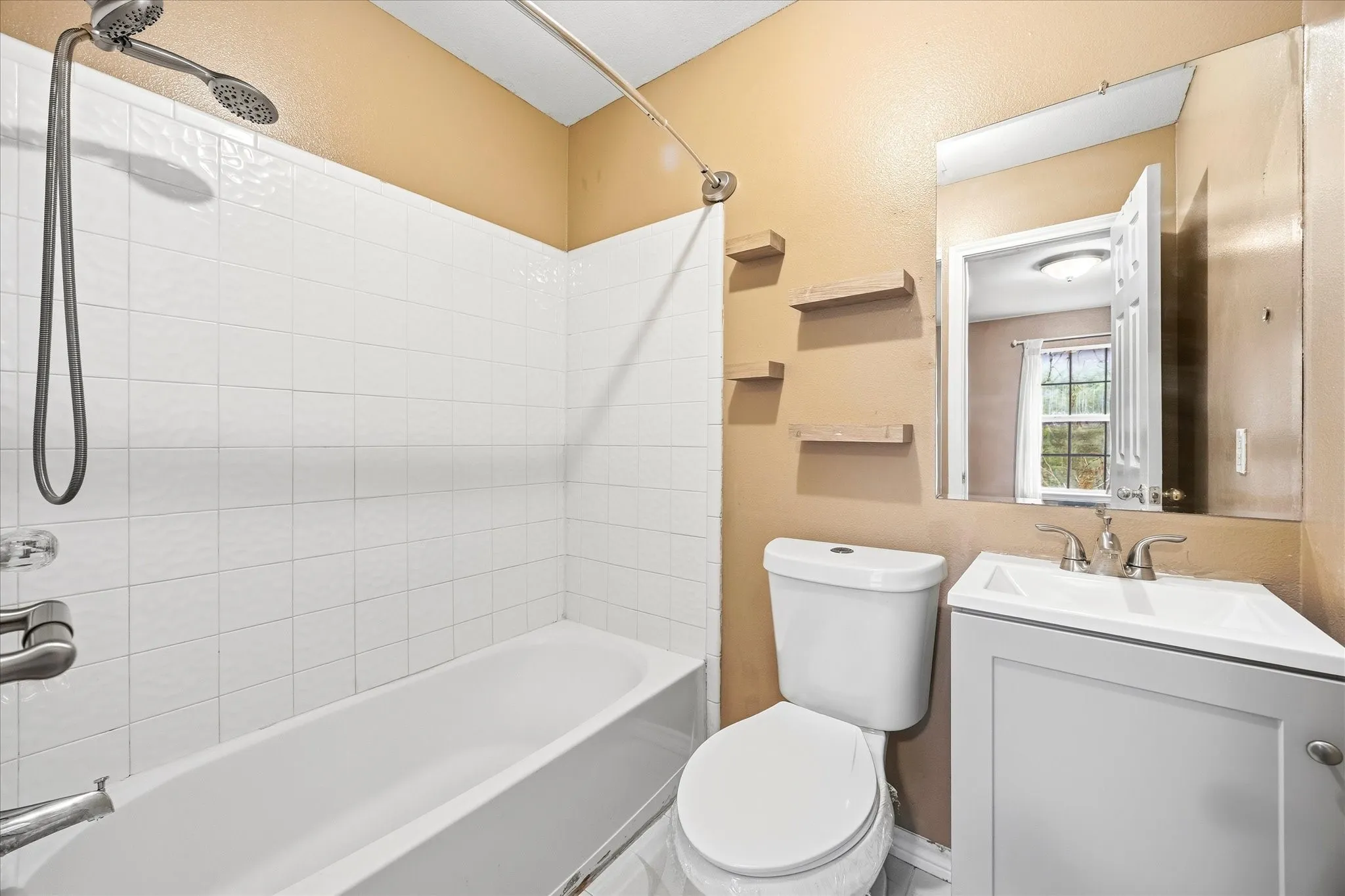 Single Family Residence For Sale in Rockwall County , 208 Trout Street, Rockwall, Texas 75032, 3 Bedroom, 3 Bathroom, 2 Garage spaces, 1,144 Sqft, built in 2003, Preowned, mls#21167177, Real Estate Agent in Rockwall, Homes For Sale in Rockwall county, Homes For Sale in Rockwall, Realtor in Rockwall Texas, Real Estate Brokerage Independent Realty Texas, Luminita Cordes Realtor