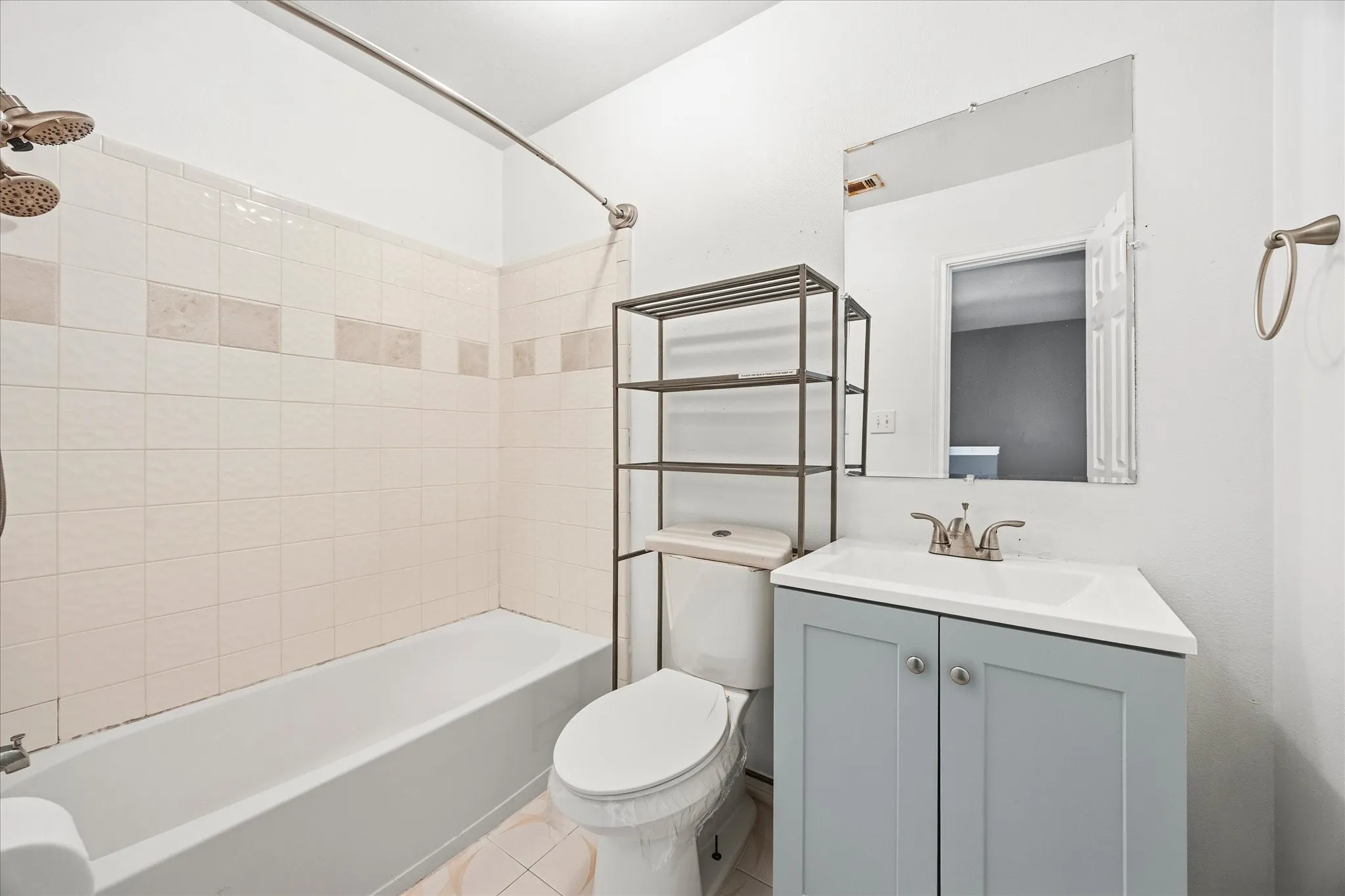 Single Family Residence For Sale in Rockwall County , 208 Trout Street, Rockwall, Texas 75032, 3 Bedroom, 3 Bathroom, 2 Garage spaces, 1,144 Sqft, built in 2003, Preowned, mls#21167177, Real Estate Agent in Rockwall, Homes For Sale in Rockwall county, Homes For Sale in Rockwall, Realtor in Rockwall Texas, Real Estate Brokerage Independent Realty Texas, Luminita Cordes Realtor
