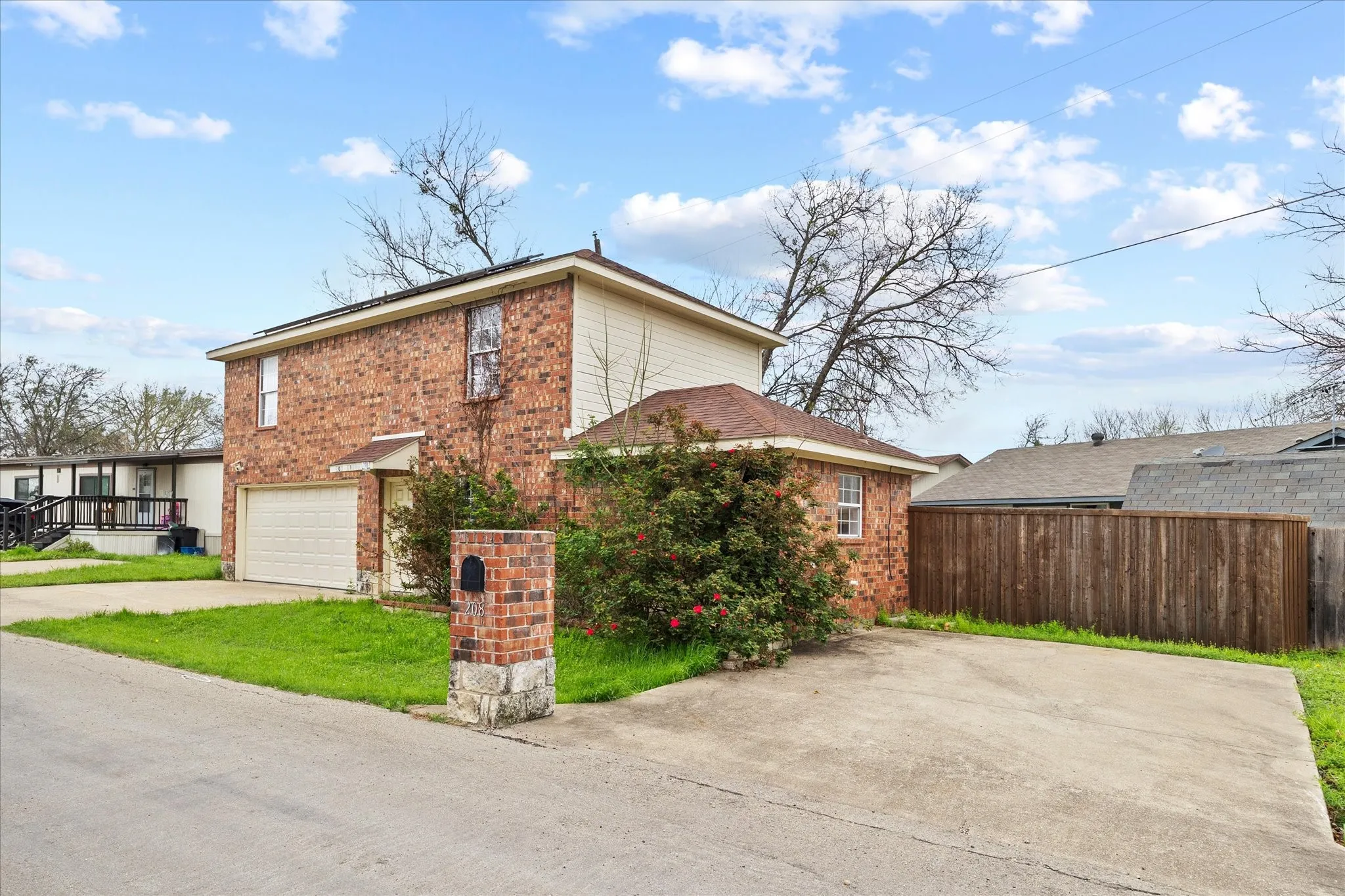 Single Family Residence For Sale in Rockwall County , 208 Trout Street, Rockwall, Texas 75032, 3 Bedroom, 3 Bathroom, 2 Garage spaces, 1,144 Sqft, built in 2003, Preowned, mls#21167177, Real Estate Agent in Rockwall, Homes For Sale in Rockwall county, Homes For Sale in Rockwall, Realtor in Rockwall Texas, Real Estate Brokerage Independent Realty Texas, Luminita Cordes Realtor