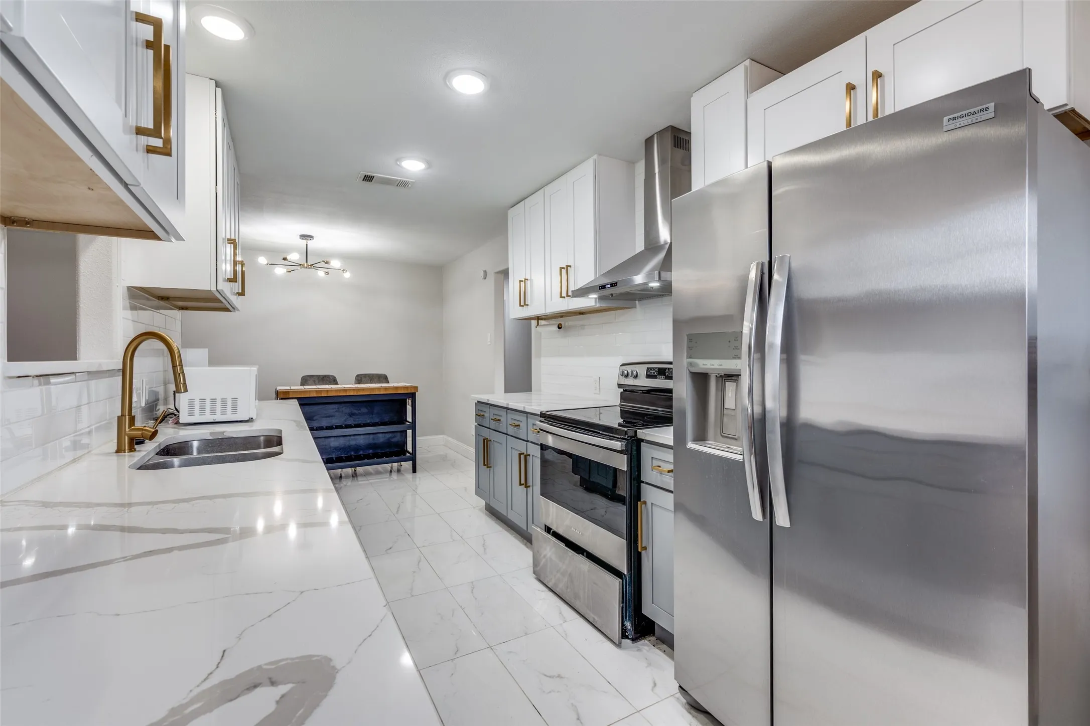 Single Family Residence For Sale in Tarrant County , 348 Thompson Street, Fort Worth, Texas 76134, 4 Bedrooms, 2 Bathrooms, 2 Garage spaces, 1,887 Sqft, built in 1965, Price $275,000, mls#21166072, Real Estate Agent in Fort Worth, Homes For Sale in Tarrant county, Homes For Sale in Fort Worth, Realtor in Fort Worth Texas, Real Estate Brokerage Independent Realty Texas, Luminita Cordes Realtor