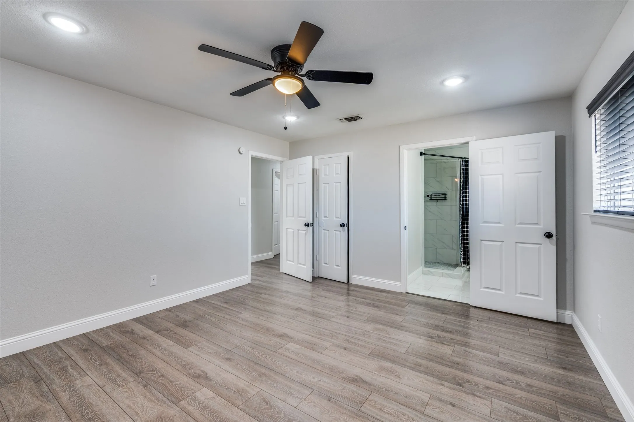 Single Family Residence For Sale in Tarrant County , 348 Thompson Street, Fort Worth, Texas 76134, 4 Bedrooms, 2 Bathrooms, 2 Garage spaces, 1,887 Sqft, built in 1965, Price $275,000, mls#21166072, Real Estate Agent in Fort Worth, Homes For Sale in Tarrant county, Homes For Sale in Fort Worth, Realtor in Fort Worth Texas, Real Estate Brokerage Independent Realty Texas, Luminita Cordes Realtor