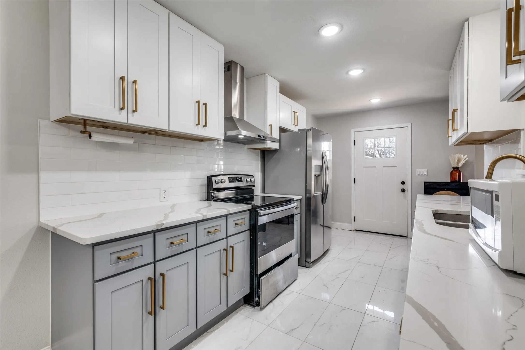 Single Family Residence For Sale in Tarrant County , 348 Thompson Street, Fort Worth, Texas 76134, 4 Bedrooms, 2 Bathrooms, 2 Garage spaces, 1,887 Sqft, built in 1965, Price $275,000, mls#21166072, Real Estate Agent in Fort Worth, Homes For Sale in Tarrant county, Homes For Sale in Fort Worth, Realtor in Fort Worth Texas, Real Estate Brokerage Independent Realty Texas, Luminita Cordes Realtor