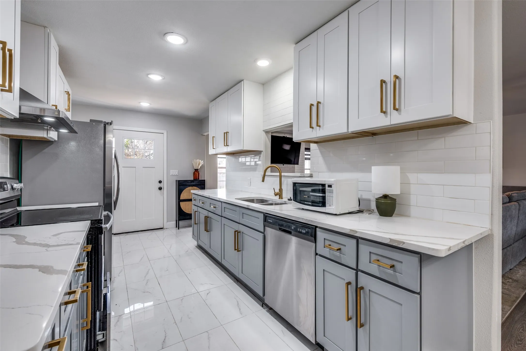 Single Family Residence For Sale in Tarrant County , 348 Thompson Street, Fort Worth, Texas 76134, 4 Bedrooms, 2 Bathrooms, 2 Garage spaces, 1,887 Sqft, built in 1965, Price $275,000, mls#21166072, Real Estate Agent in Fort Worth, Homes For Sale in Tarrant county, Homes For Sale in Fort Worth, Realtor in Fort Worth Texas, Real Estate Brokerage Independent Realty Texas, Luminita Cordes Realtor