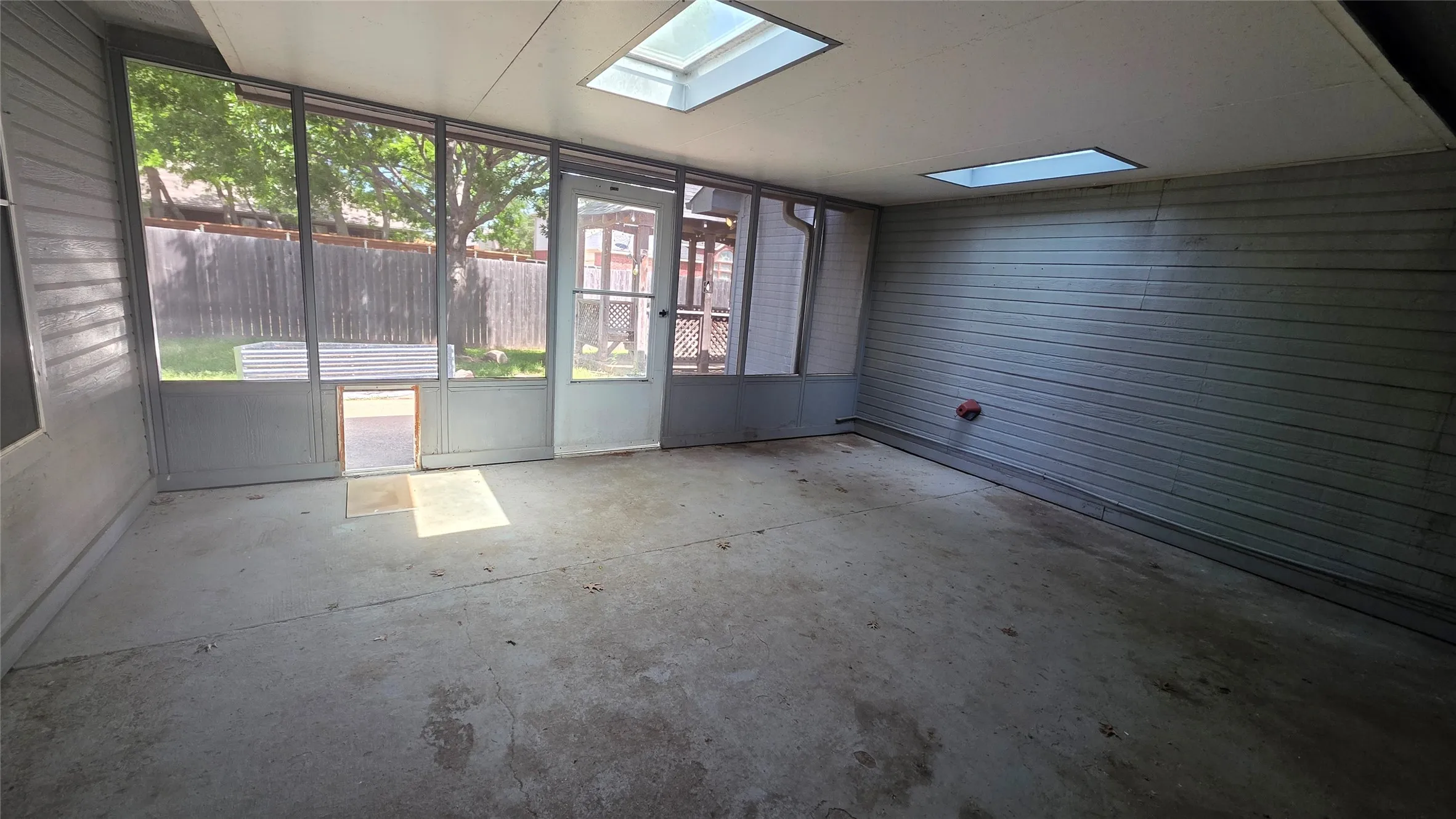  sunroom with a skylight