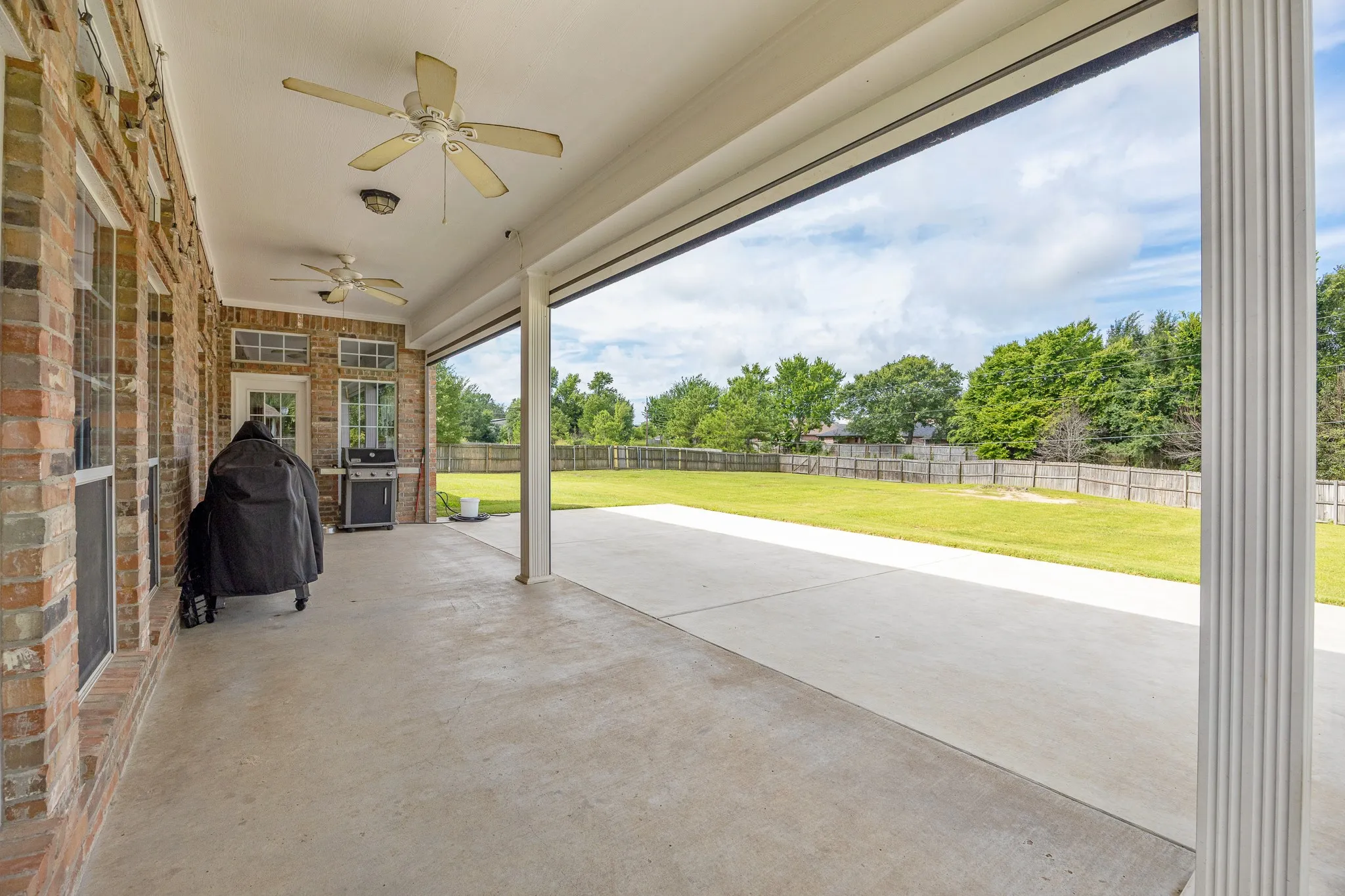 Single Family Residence For Sale in Smith County , 11228 Marsh Wren Circle, Flint, Texas 75762, 4 Bedroom, 3 Bathroom, 3 Garage spaces, 3,248 Sqft, built in 2003, mls#21167426, Real Estate Agent in Flint, Homes For Sale in Smith county, Homes For Sale in Flint, Realtor in Flint Texas, Real Estate Brokerage Independent Realty Texas, Luminita Cordes Realtor