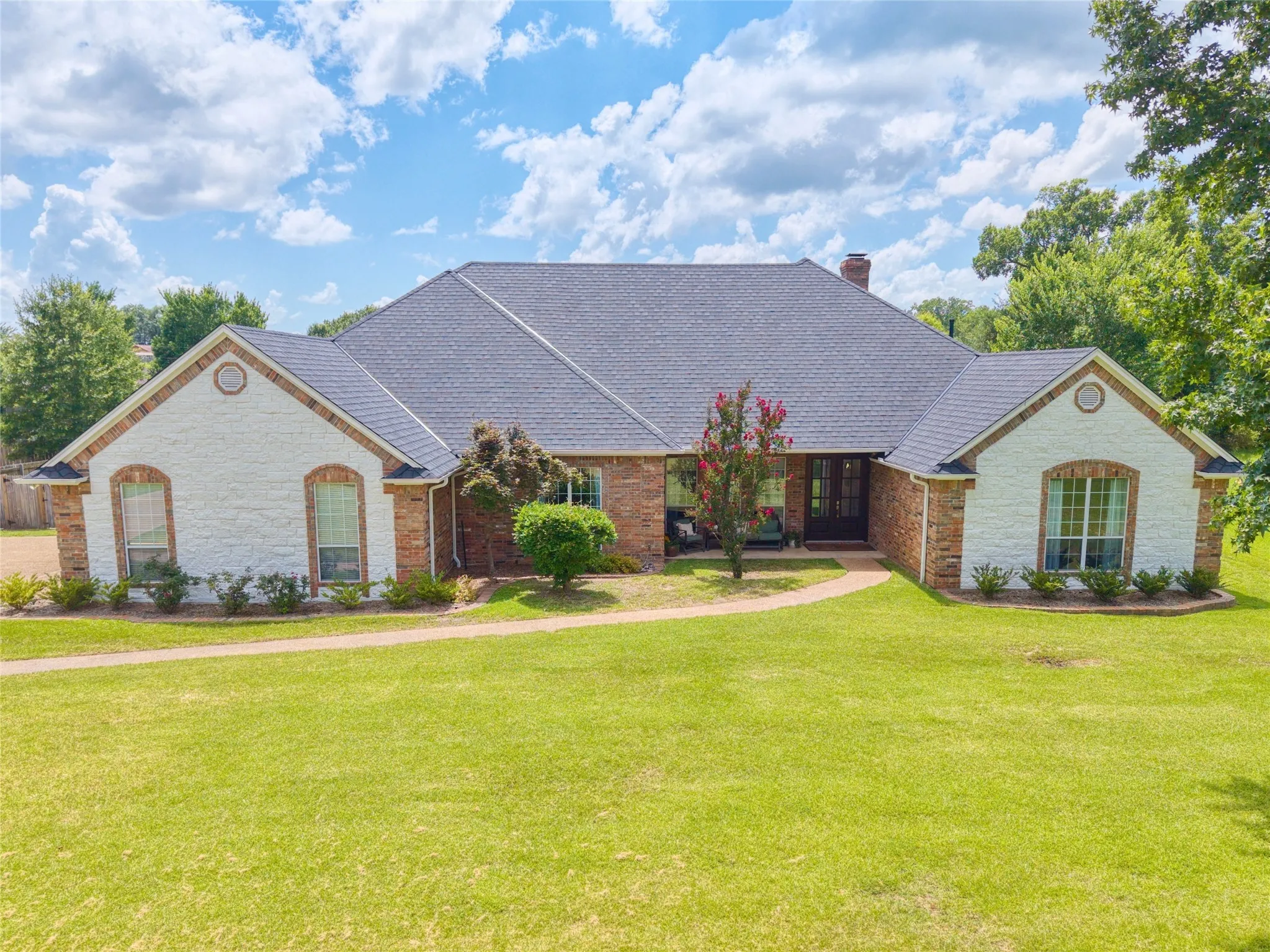 Single Family Residence For Sale in Smith County , 11228 Marsh Wren Circle, Flint, Texas 75762, 4 Bedroom, 3 Bathroom, 3 Garage spaces, 3,248 Sqft, built in 2003, mls#21167426, Real Estate Agent in Flint, Homes For Sale in Smith county, Homes For Sale in Flint, Realtor in Flint Texas, Real Estate Brokerage Independent Realty Texas, Luminita Cordes Realtor