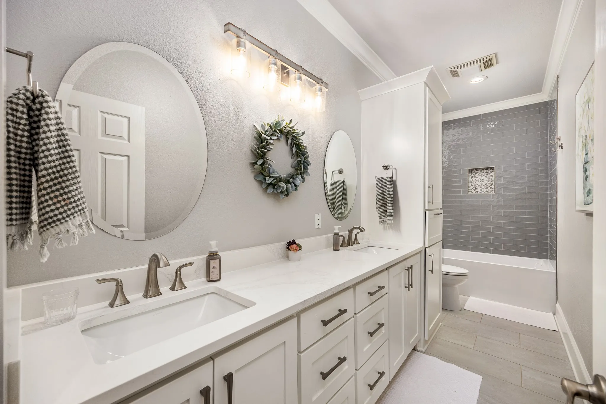 Single Family Residence For Sale in Smith County , 11228 Marsh Wren Circle, Flint, Texas 75762, 4 Bedroom, 3 Bathroom, 3 Garage spaces, 3,248 Sqft, built in 2003, mls#21167426, Real Estate Agent in Flint, Homes For Sale in Smith county, Homes For Sale in Flint, Realtor in Flint Texas, Real Estate Brokerage Independent Realty Texas, Luminita Cordes Realtor