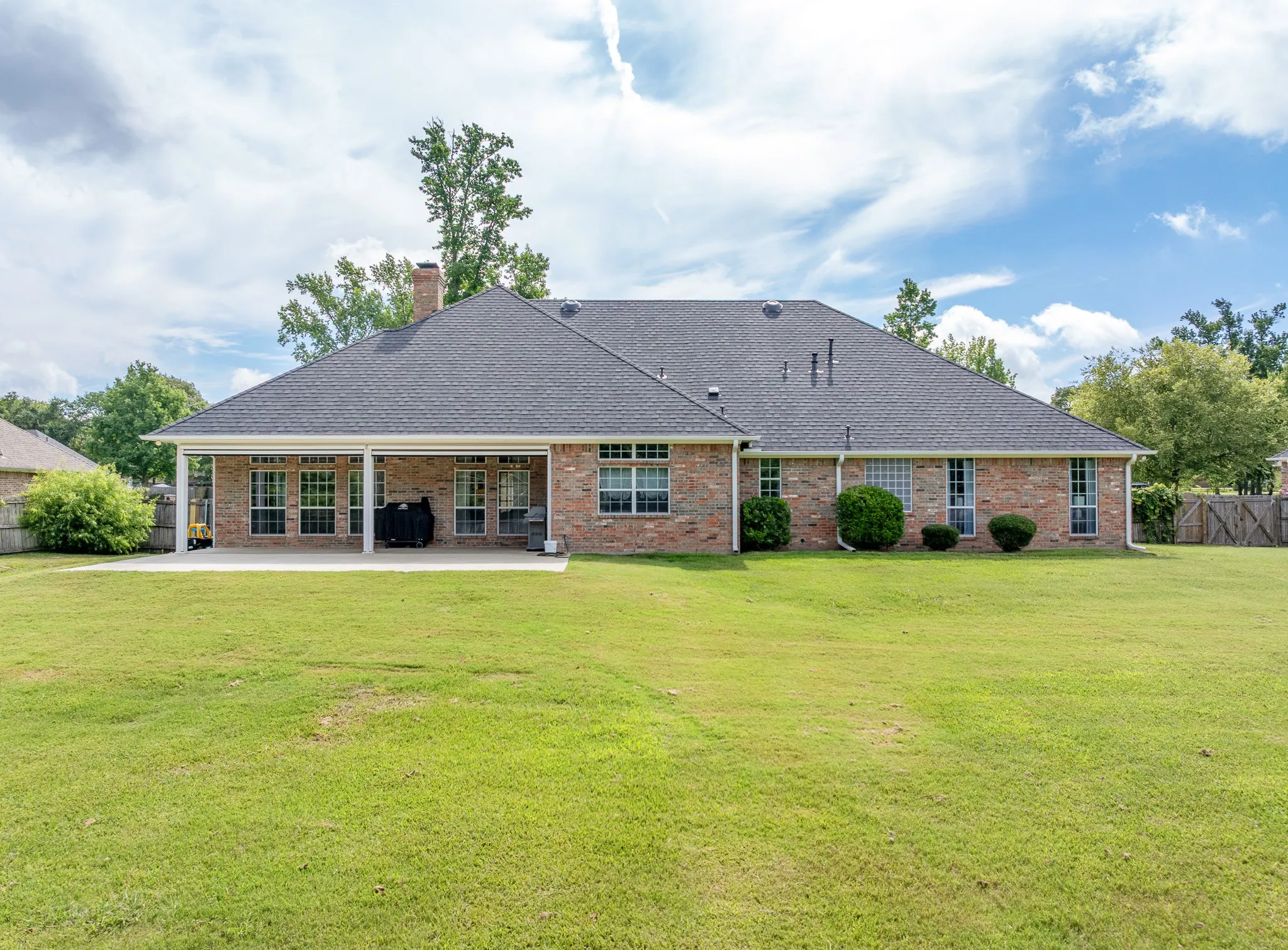 Single Family Residence For Sale in Smith County , 11228 Marsh Wren Circle, Flint, Texas 75762, 4 Bedroom, 3 Bathroom, 3 Garage spaces, 3,248 Sqft, built in 2003, mls#21167426, Real Estate Agent in Flint, Homes For Sale in Smith county, Homes For Sale in Flint, Realtor in Flint Texas, Real Estate Brokerage Independent Realty Texas, Luminita Cordes Realtor