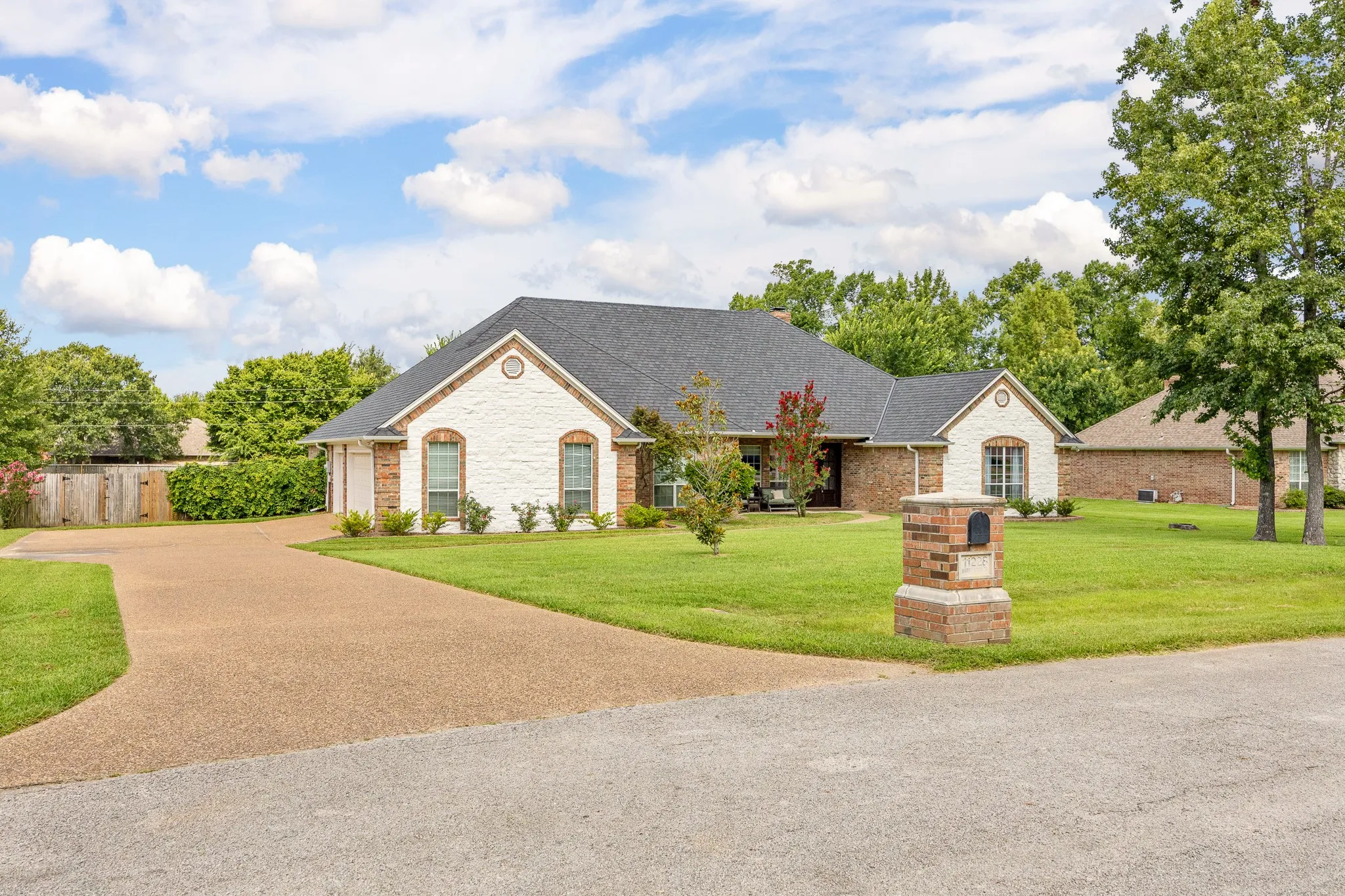 Single Family Residence For Sale in Smith County , 11228 Marsh Wren Circle, Flint, Texas 75762, 4 Bedroom, 3 Bathroom, 3 Garage spaces, 3,248 Sqft, built in 2003, mls#21167426, Real Estate Agent in Flint, Homes For Sale in Smith county, Homes For Sale in Flint, Realtor in Flint Texas, Real Estate Brokerage Independent Realty Texas, Luminita Cordes Realtor