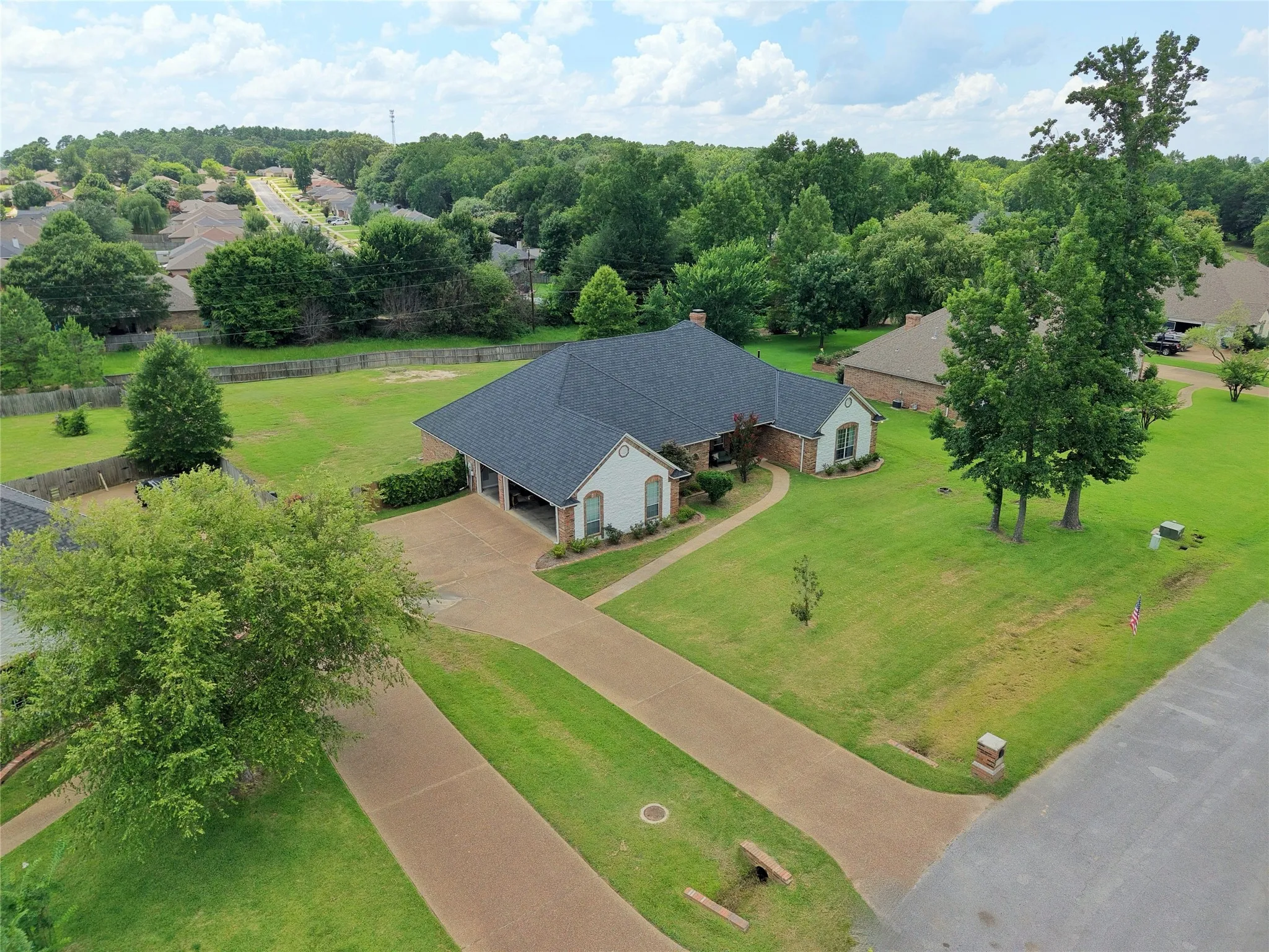 Single Family Residence For Sale in Smith County , 11228 Marsh Wren Circle, Flint, Texas 75762, 4 Bedroom, 3 Bathroom, 3 Garage spaces, 3,248 Sqft, built in 2003, mls#21167426, Real Estate Agent in Flint, Homes For Sale in Smith county, Homes For Sale in Flint, Realtor in Flint Texas, Real Estate Brokerage Independent Realty Texas, Luminita Cordes Realtor