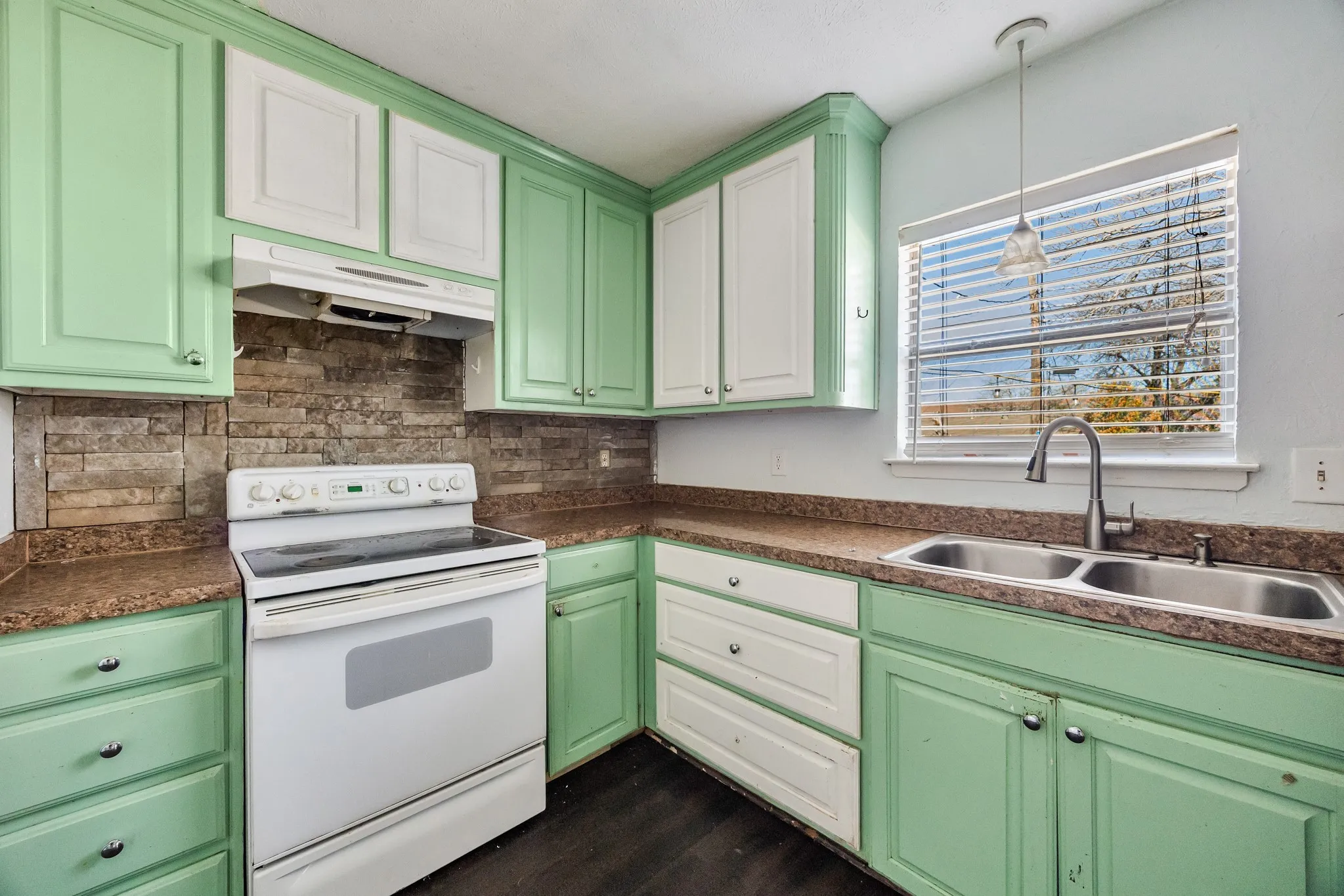 Single Family Residence For Sale in Denton County , 743 Price Drive, Lewisville, Texas 75067, 3 Bedrooms, 2 Bathrooms, 2 Garage spaces, 1,224 Sqft, built in 1970, Price $289,000, mls#21167468, Real Estate Agent in Lewisville, Homes For Sale in Denton county, Homes For Sale in Lewisville, Realtor in Lewisville Texas, Real Estate Brokerage Independent Realty Texas, Luminita Cordes Realtor