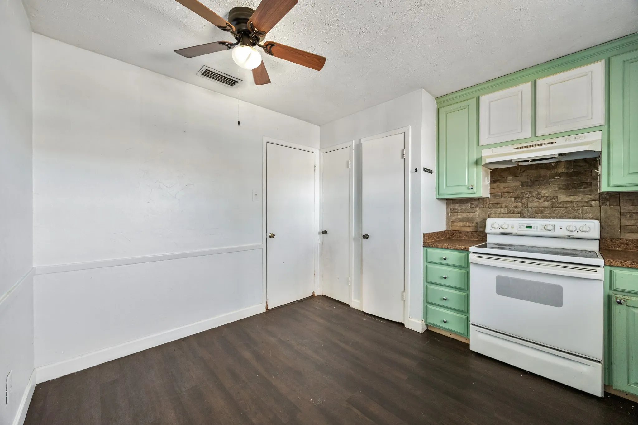 Single Family Residence For Sale in Denton County , 743 Price Drive, Lewisville, Texas 75067, 3 Bedrooms, 2 Bathrooms, 2 Garage spaces, 1,224 Sqft, built in 1970, Price $289,000, mls#21167468, Real Estate Agent in Lewisville, Homes For Sale in Denton county, Homes For Sale in Lewisville, Realtor in Lewisville Texas, Real Estate Brokerage Independent Realty Texas, Luminita Cordes Realtor