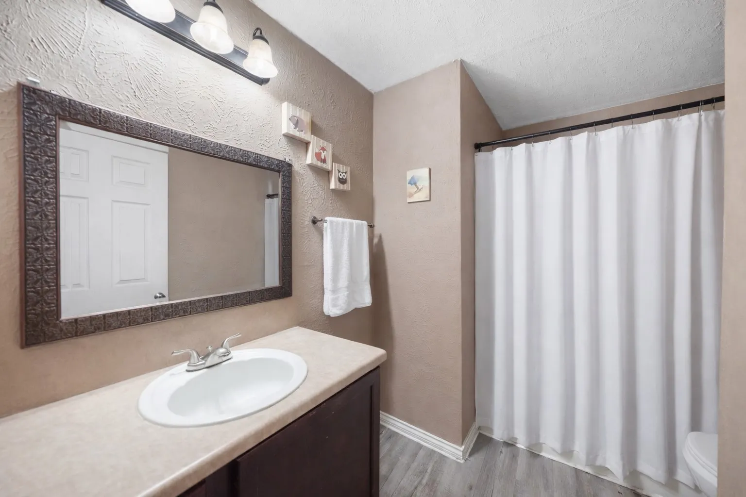 Single Family Residence For Sale in Hunt County , 3906 Henderson Street, Greenville, Texas 75401, 3 Bedroom, 1 Bathroom, Garage spaces, 1,064 Sqft, built in 1995, mls#21156933, Real Estate Agent in Greenville, Homes For Sale in Hunt county, Homes For Sale in Greenville, Realtor in Greenville Texas, Real Estate Brokerage Independent Realty Texas, Luminita Cordes Realtor