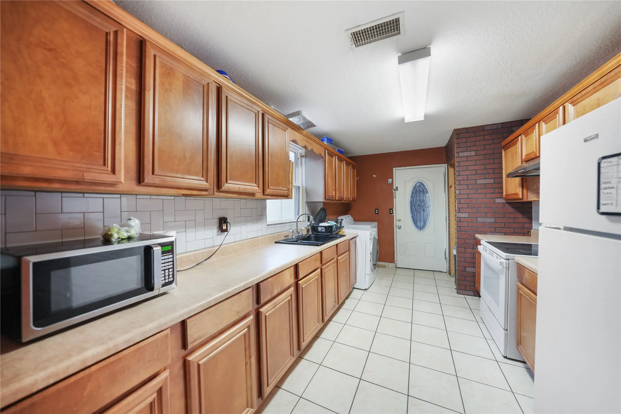Single Family Residence For Sale in Hunt County , 3906 Henderson Street, Greenville, Texas 75401, 3 Bedroom, 1 Bathroom, Garage spaces, 1,064 Sqft, built in 1995, mls#21156933, Real Estate Agent in Greenville, Homes For Sale in Hunt county, Homes For Sale in Greenville, Realtor in Greenville Texas, Real Estate Brokerage Independent Realty Texas, Luminita Cordes Realtor