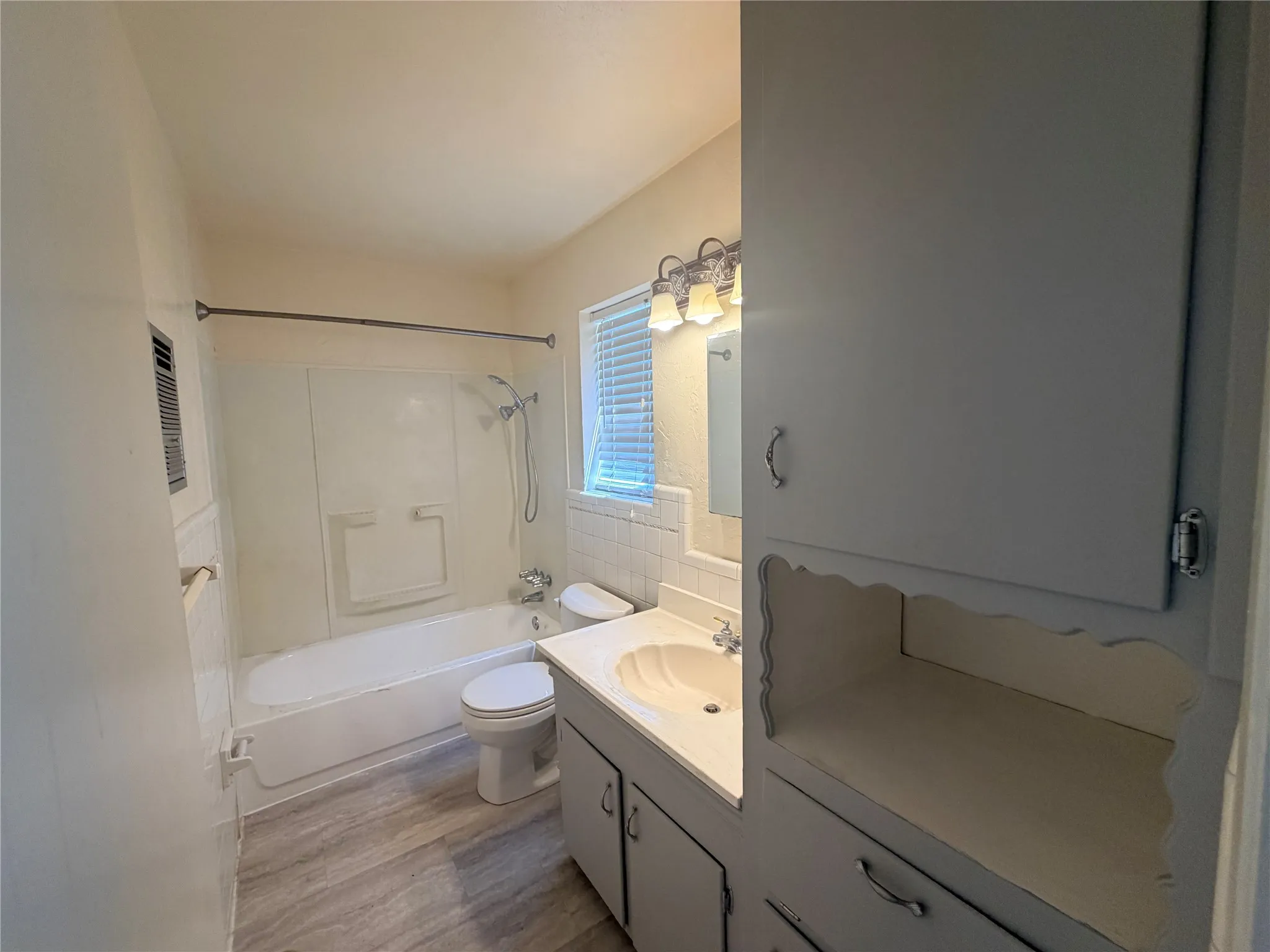 Single Family Residence For Rent in Tarrant County , 1416 Norwood Drive, Hurst, Texas 76053, 3 Bedroom, 2 Bathroom, 2 Garage spaces, 1,296 Sqft, built in 1962, mls#21167624, Real Estate Agent in Hurst, Homes For Rent in Tarrant county, Homes For Rent in Hurst, Realtor in Hurst Texas, Real Estate Brokerage Independent Realty Texas, Luminita Cordes Realtor