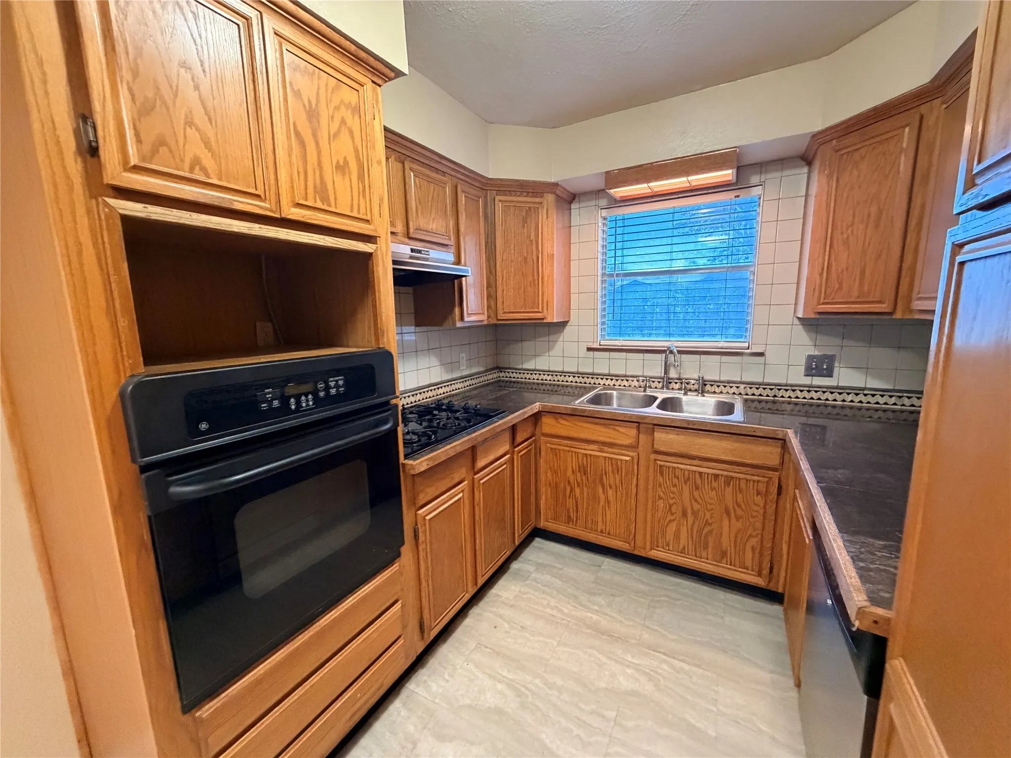 Single Family Residence For Rent in Tarrant County , 1416 Norwood Drive, Hurst, Texas 76053, 3 Bedroom, 2 Bathroom, 2 Garage spaces, 1,296 Sqft, built in 1962, mls#21167624, Real Estate Agent in Hurst, Homes For Rent in Tarrant county, Homes For Rent in Hurst, Realtor in Hurst Texas, Real Estate Brokerage Independent Realty Texas, Luminita Cordes Realtor