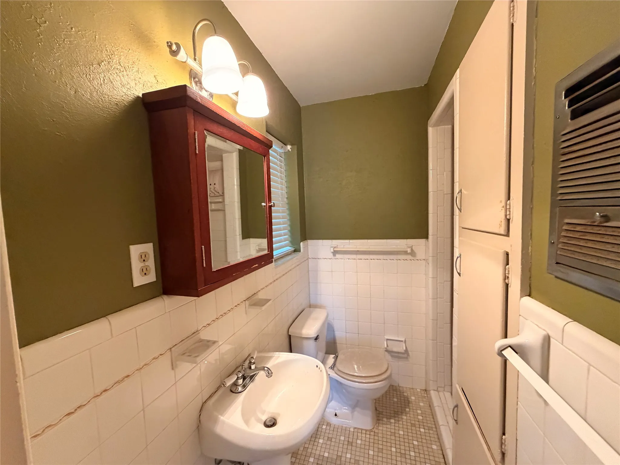 Single Family Residence For Rent in Tarrant County , 1416 Norwood Drive, Hurst, Texas 76053, 3 Bedroom, 2 Bathroom, 2 Garage spaces, 1,296 Sqft, built in 1962, mls#21167624, Real Estate Agent in Hurst, Homes For Rent in Tarrant county, Homes For Rent in Hurst, Realtor in Hurst Texas, Real Estate Brokerage Independent Realty Texas, Luminita Cordes Realtor