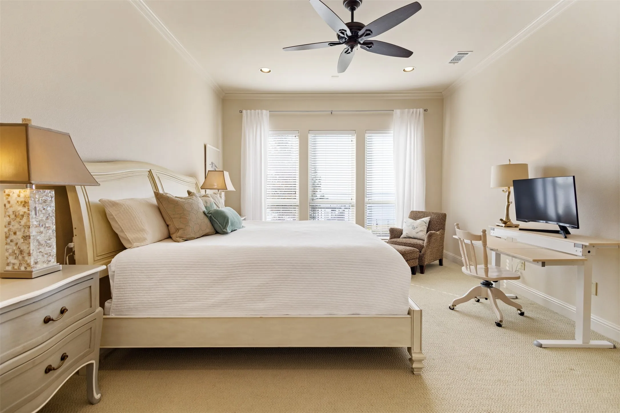 Single Family Residence For Sale in Henderson County , 11 Westview Circle, Star Harbor, Texas 75148, 5 Bedroom, 4 Bathroom, 2 Garage spaces, 4,421 Sqft, built in 2009, mls#21167653, Real Estate Agent in Star Harbor, Homes For Sale in Henderson county, Homes For Sale in Star Harbor, Realtor in Star Harbor Texas, Real Estate Brokerage Independent Realty Texas, Luminita Cordes Realtor